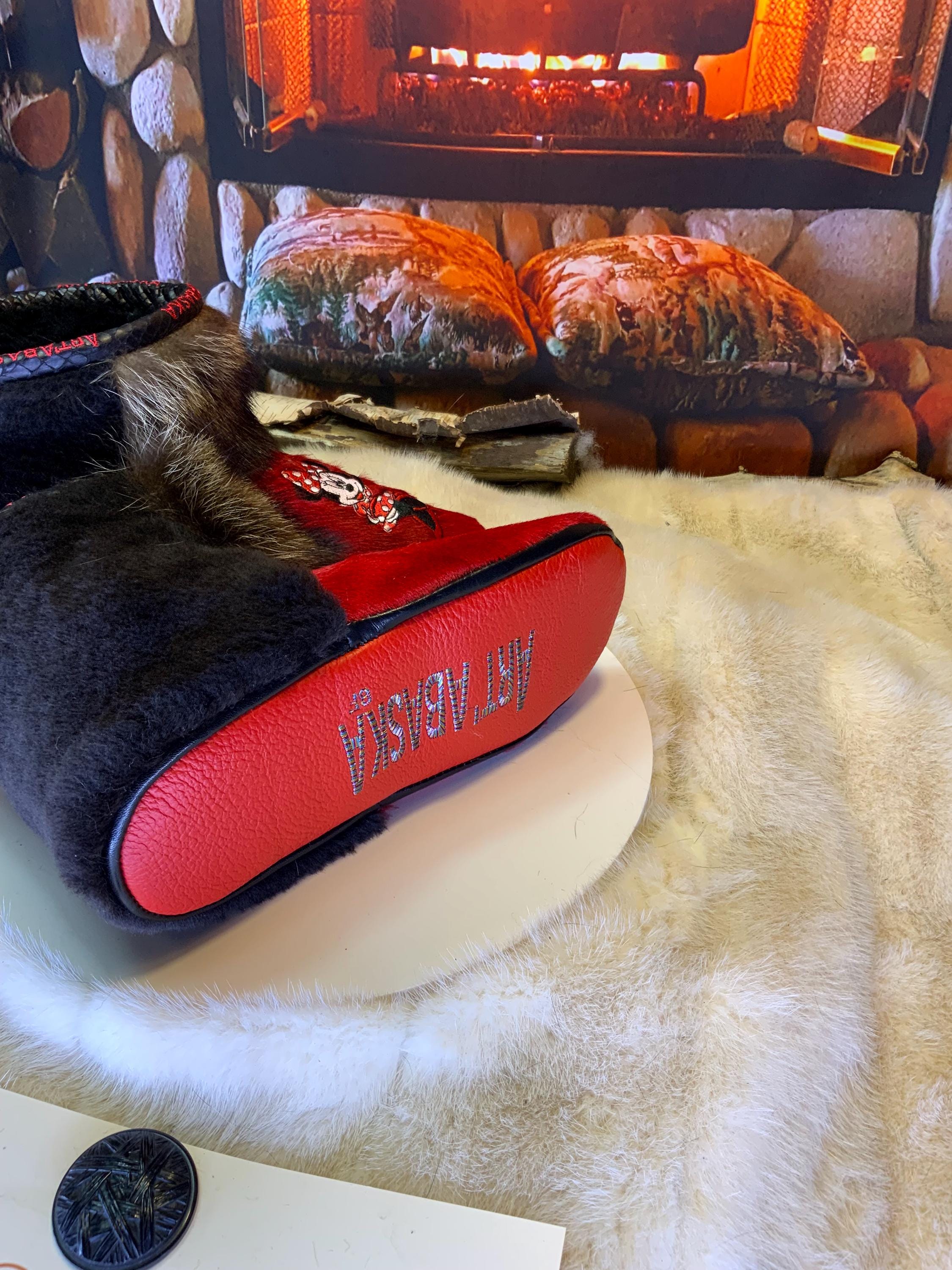 Mocassins d’intérieur Yvonne 8 femme, cuir rouge brodé Minnie Mouse, fourrure recyclée, faits à la main au Québec 🎀✨