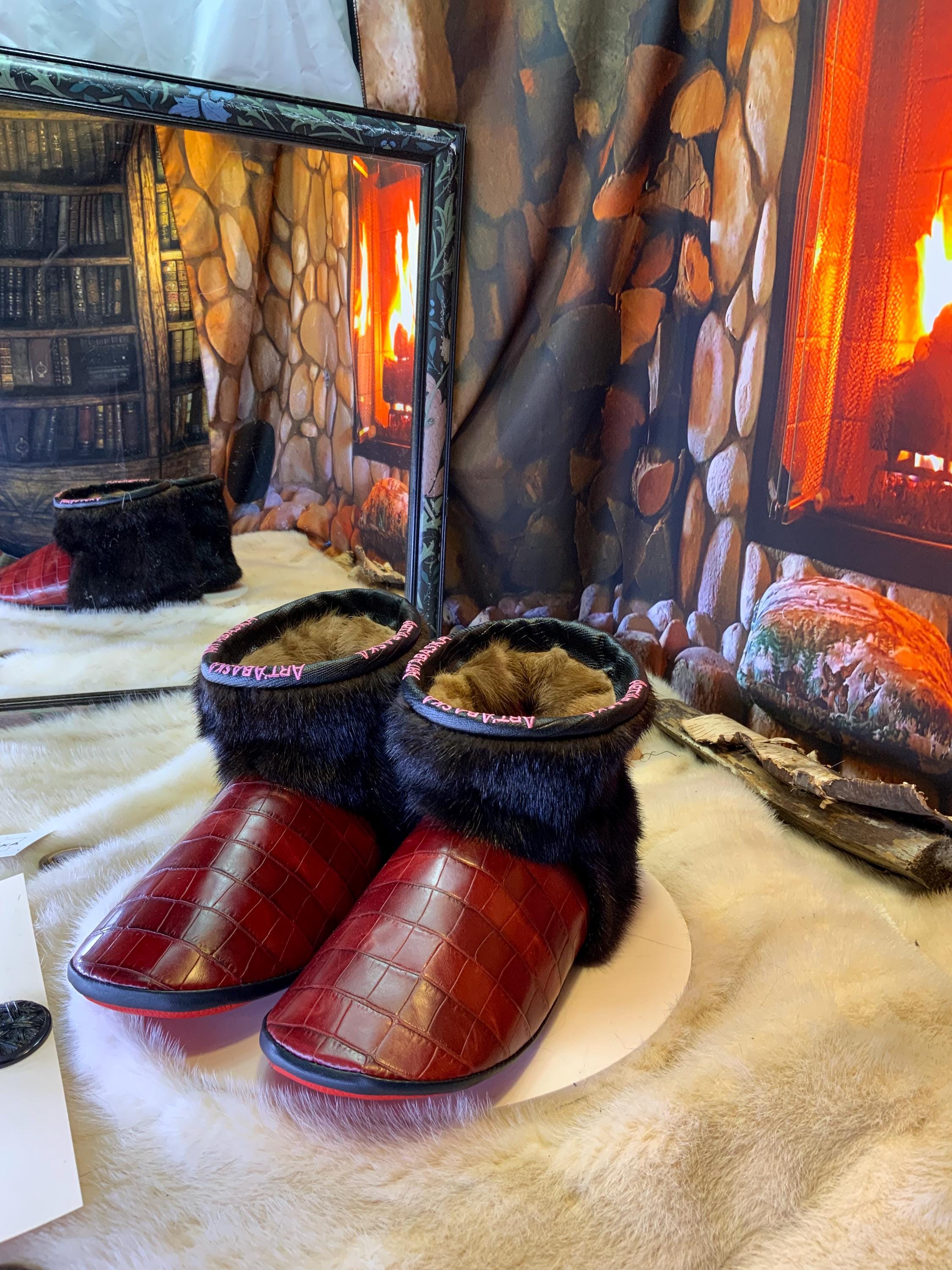 Mocassins d’intérieur Estelle 10 femme, cuir bourgogne style crocodile & vison recyclé, faits à la main au Québec ✨❤️
