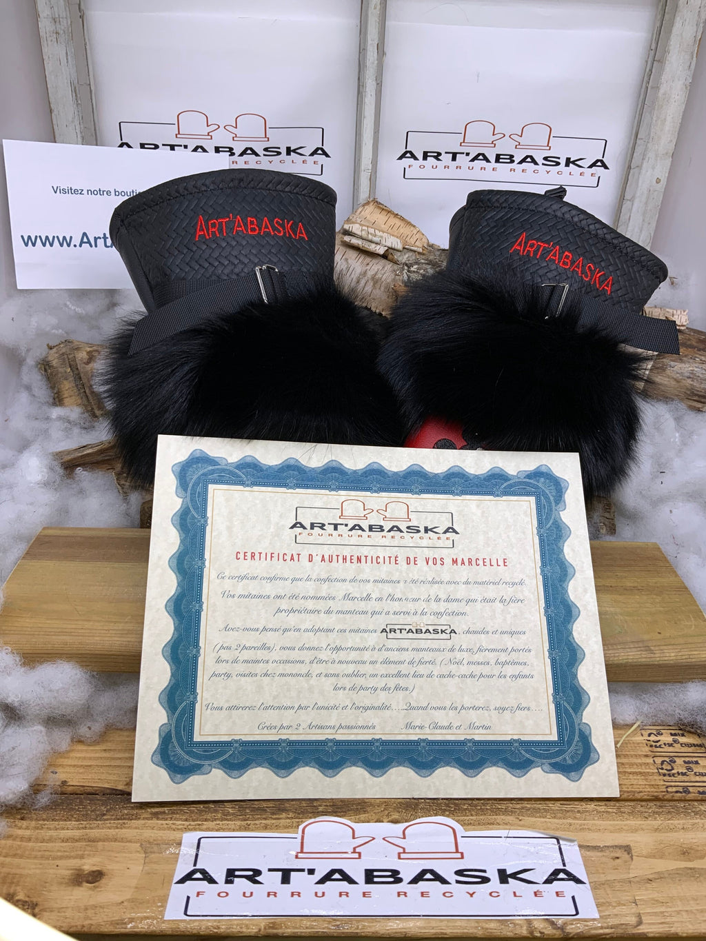 Mitaines Marcelle Large édition spéciale Mickey cuir rouge noir broderie ArtAbaska fourrure recyclée fait à la main Québec