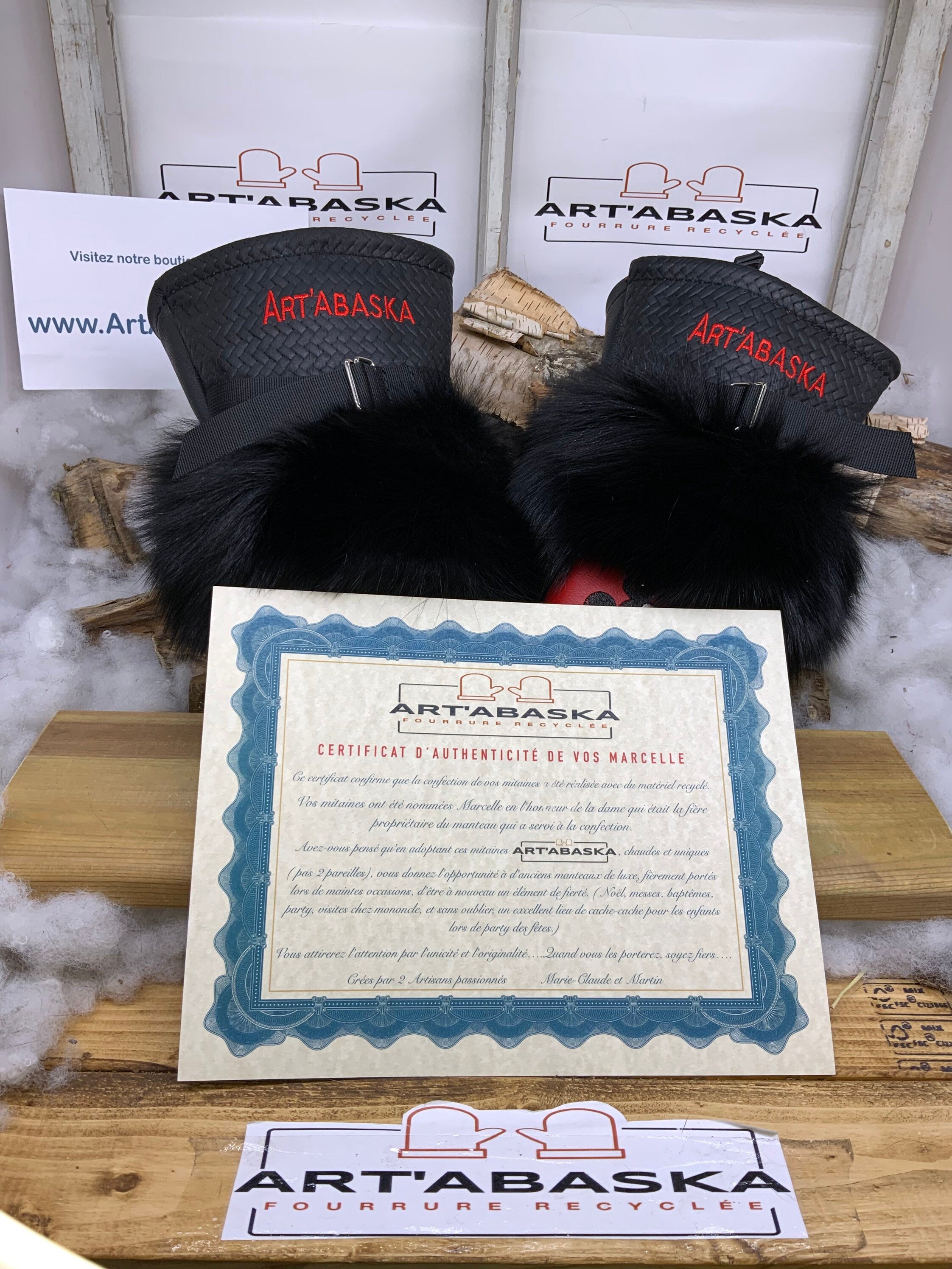 Mitaines Marcelle Large édition spéciale Mickey cuir rouge noir broderie ArtAbaska fourrure recyclée fait à la main Québec