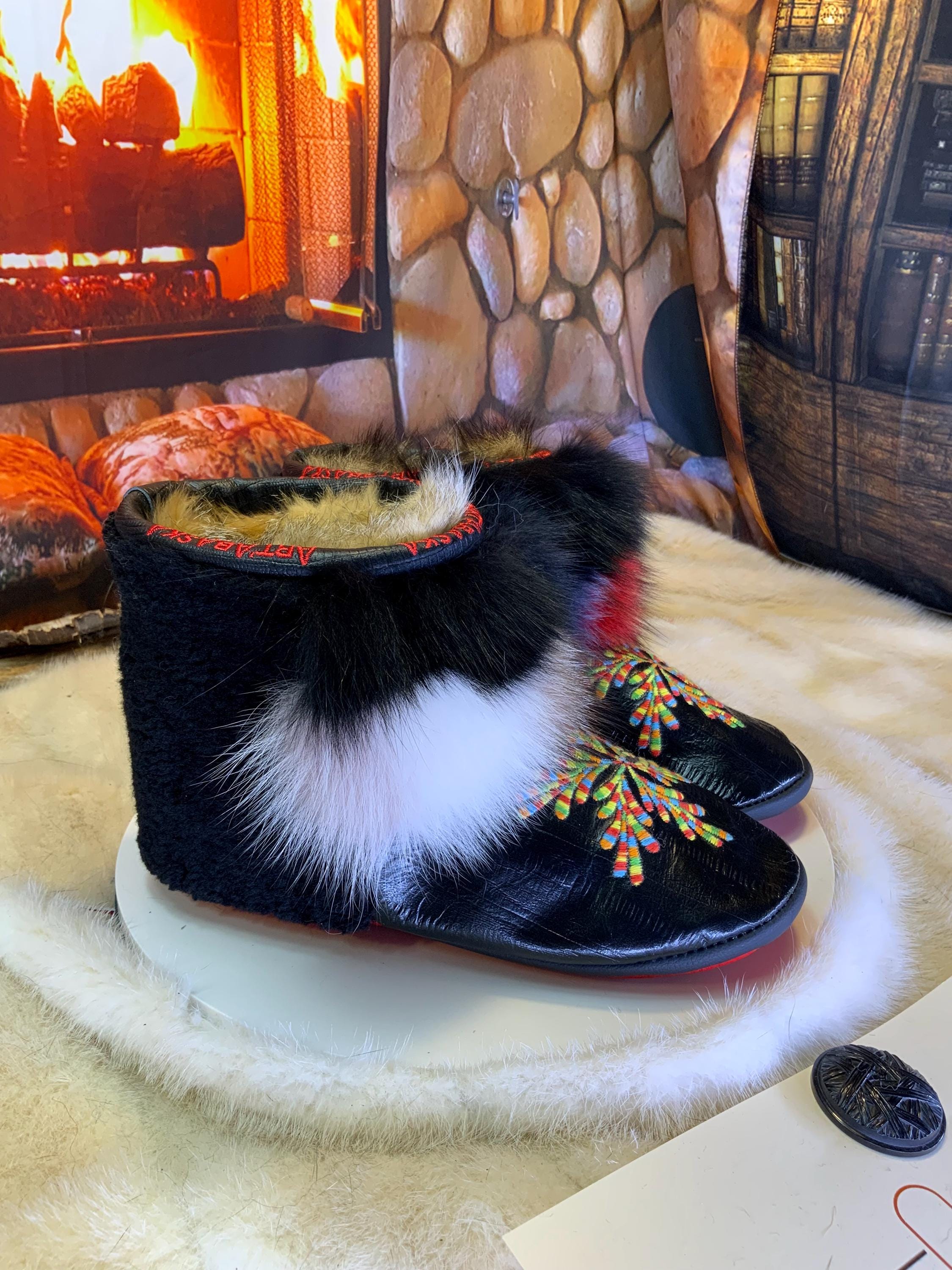 Mocassins d’intérieur Simone – 6 femme – cuir d’anguille brodé mandala coloré & patchwork de renard recyclé, pièce unique du Québec 🎨✨