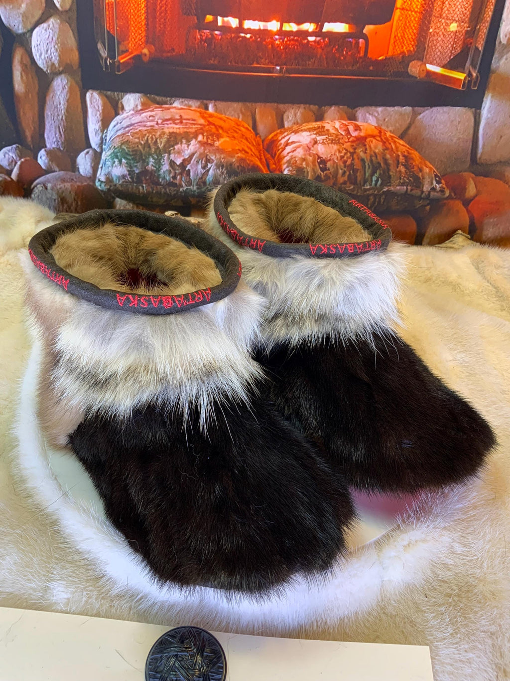 Mocassins d’intérieur Denise – 10 femme – édition tout en fourrure recyclée en vison brun & coyote, semelle rouge, faits à la main au Québec ✨🤎❤️