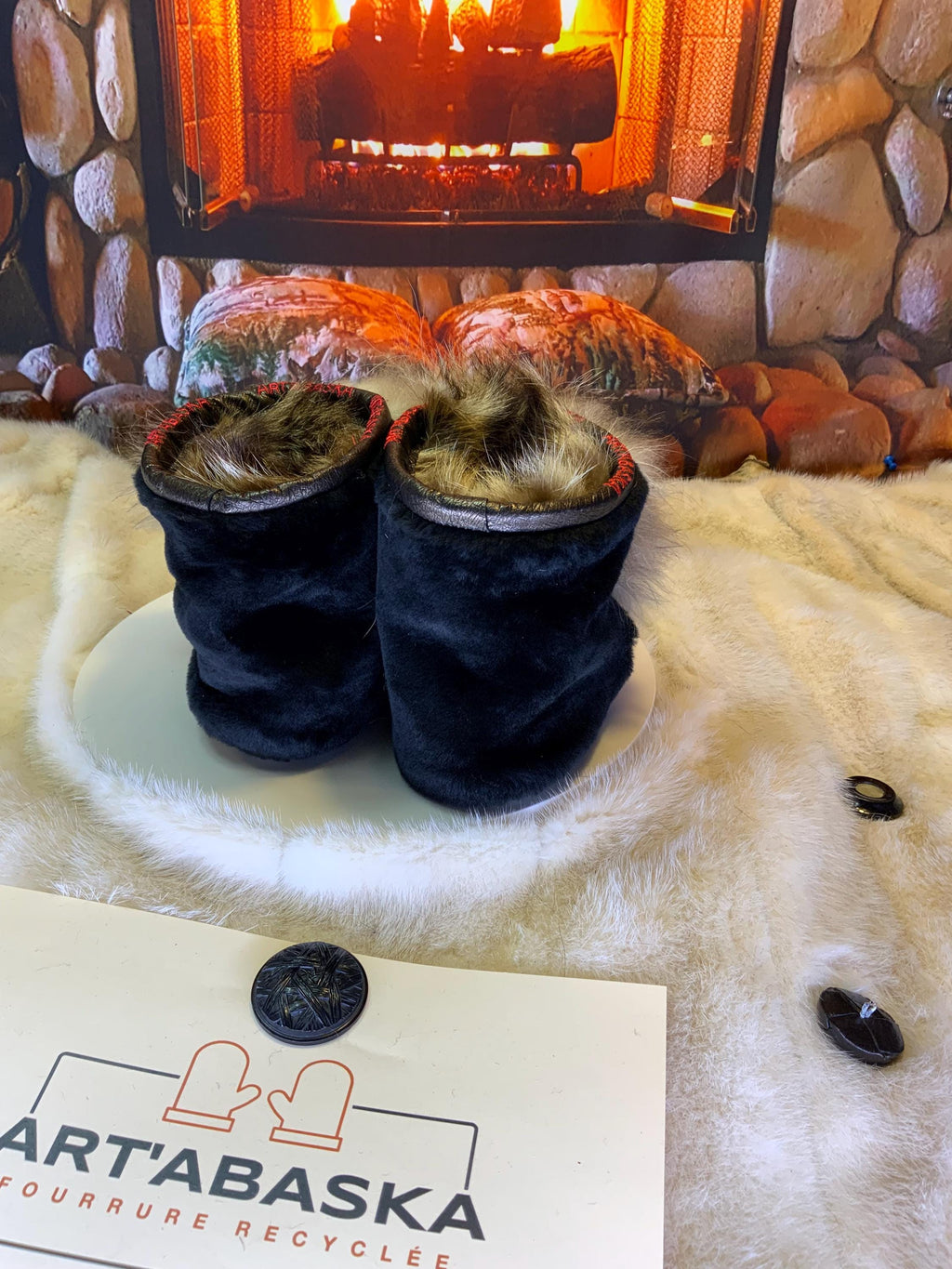 Mocassins d’intérieur Adèle – 7 femme – cuir d’anguille brodé mandala rose-blanc-or, fourrure recyclée & semelle verte kaki, faits à la main au Québec ✨🌸💚