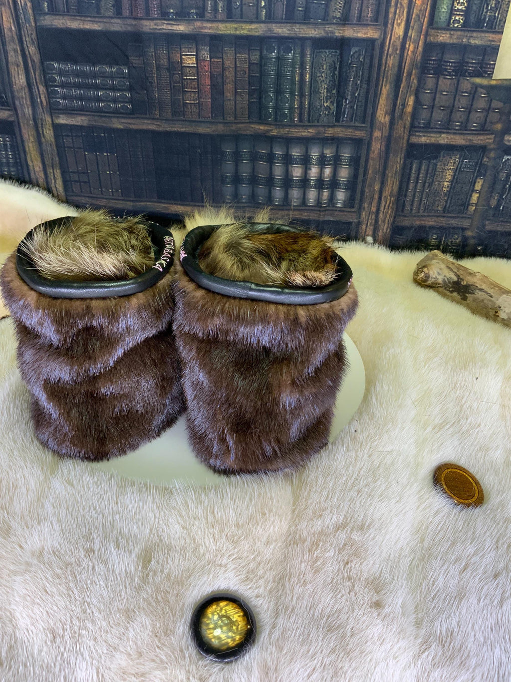 Mocassins d’intérieur Berthe pour femme 8 en cuir italien bourgogne style anguille et fourrures recyclées – faits à la main au Québec, chauds, respirants, confort de luxe, pièce unique Art’Abaska 💕