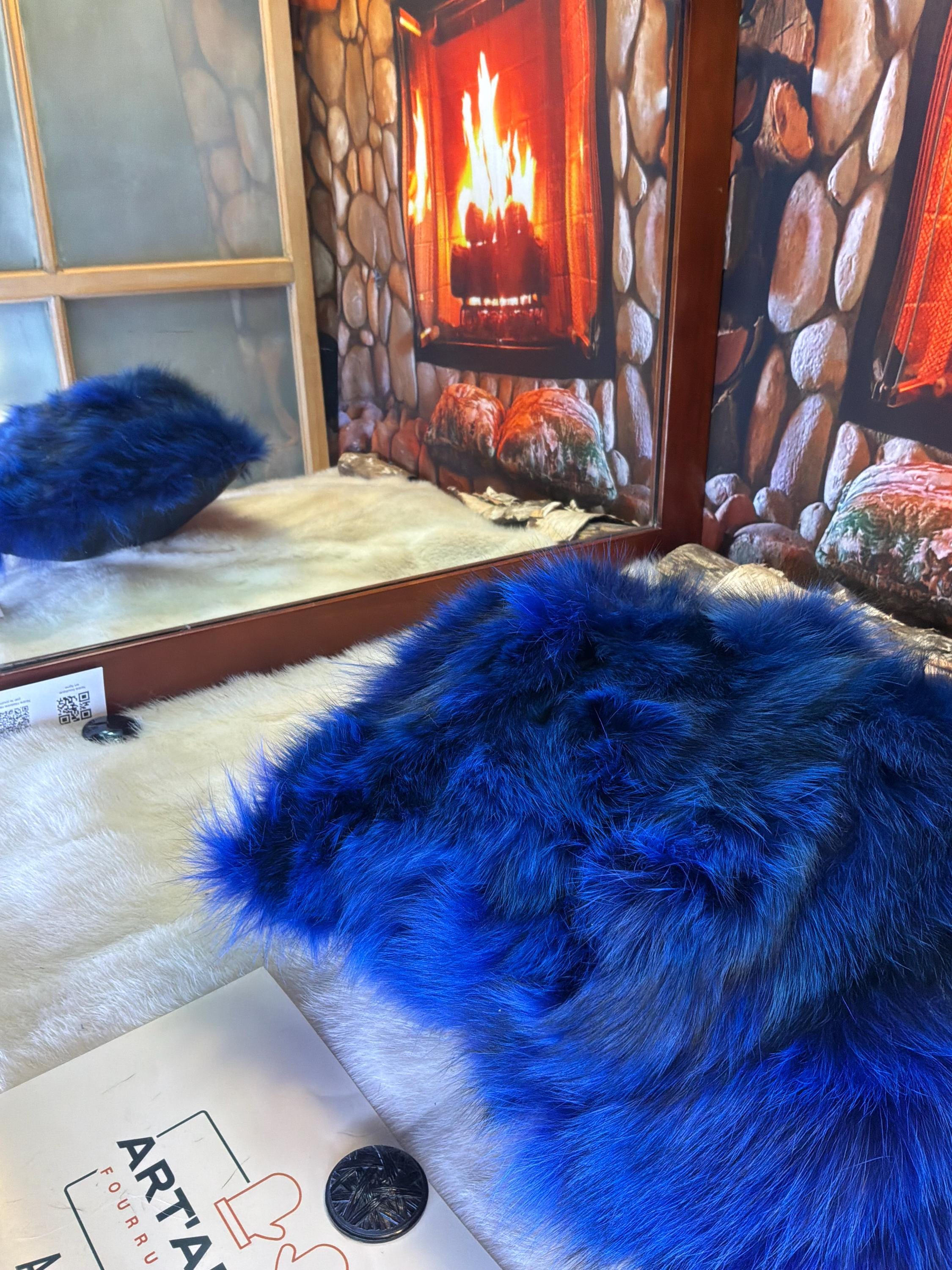 Coussin fourrure recyclée renard bleu patchwork fait à la main Québec coussin décoratif cuir noir brodé pièce unique ArtAbaska