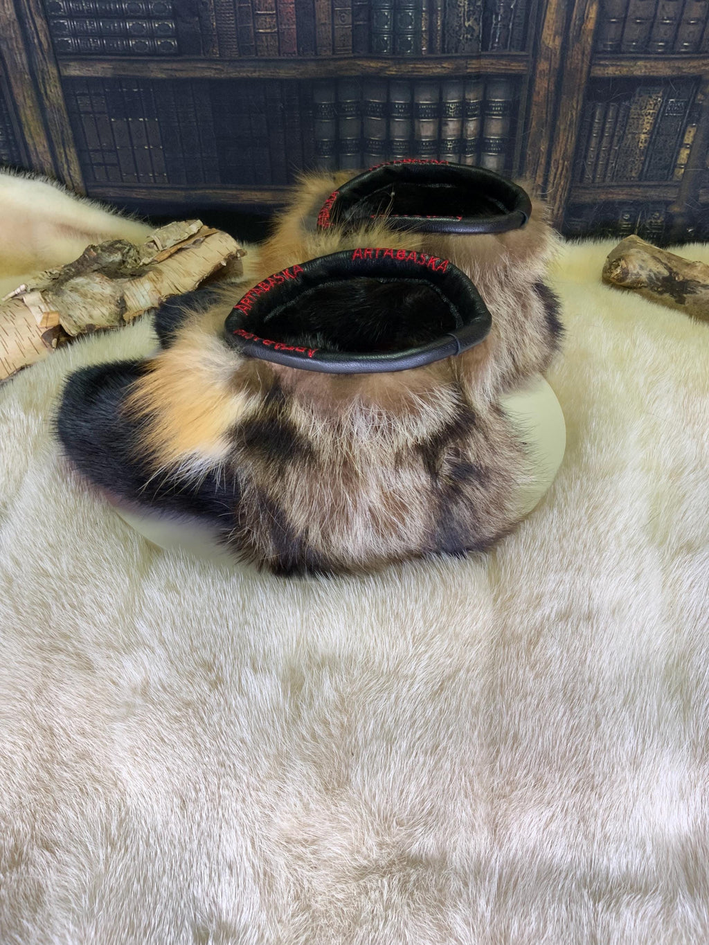 Mocassins d’intérieur Elisabeth pour femme 6 en vison brun naturel recyclé, raton recyclé et renard roux recyclé – faits à la main au Québec, chauds, respirants, confort de luxe, pièce unique Art’Abaska 💕
