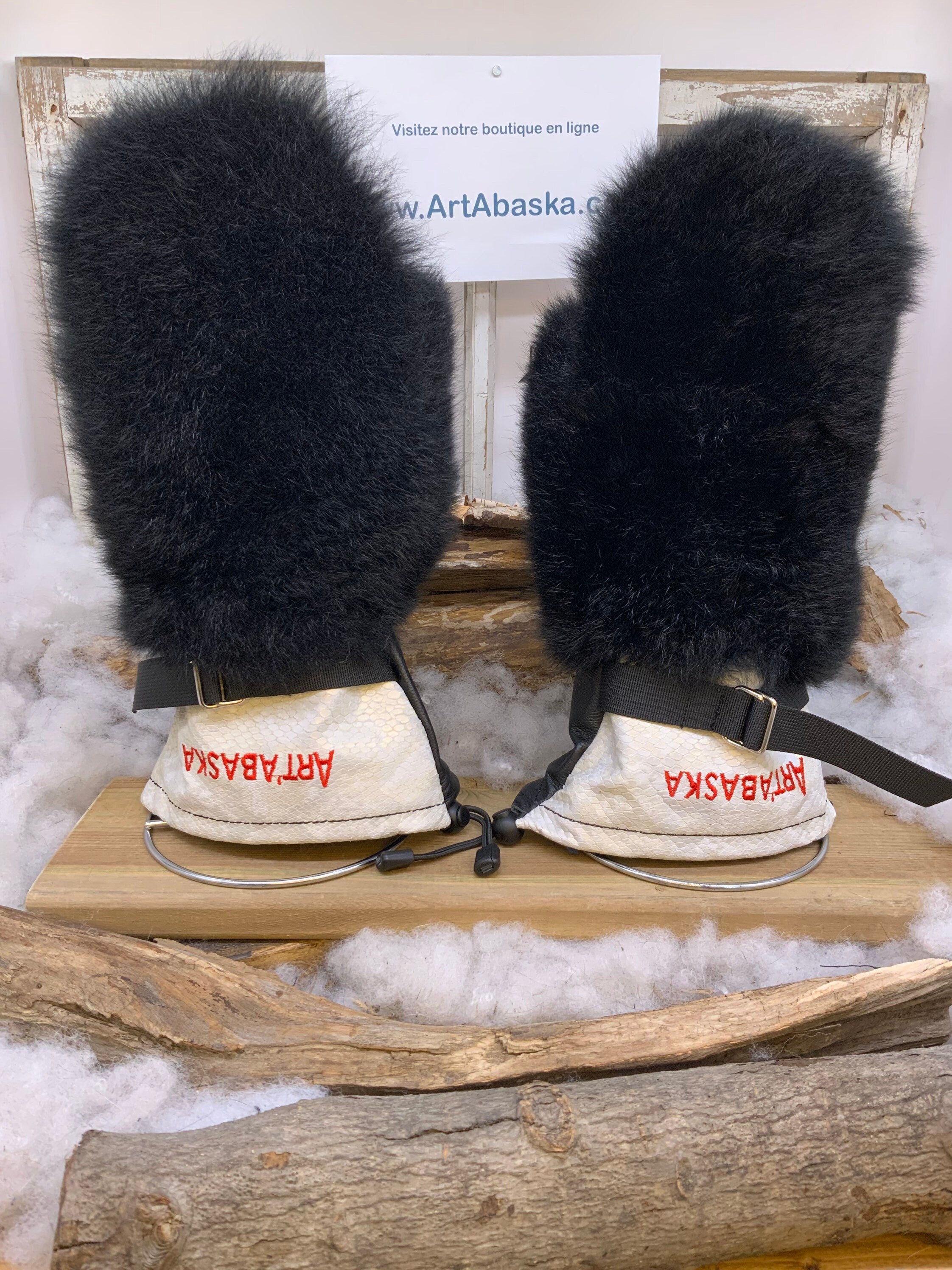 Mitaines Anna Large opossum noir cuir crème embossé serpent bourgogne recyclé broderie rouge ArtAbaska fait main Québec unique artisanale