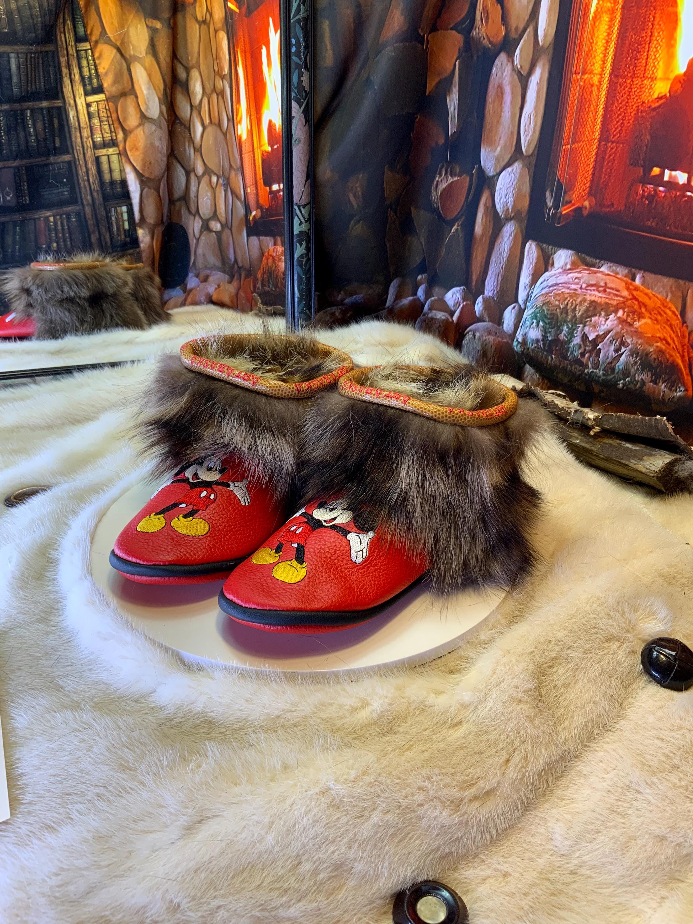 Mocassins d’intérieur Margot – 6 femme – cuir italien recyclé rouge vif brodé Mickey Mouse en miroir, édition artistique unique ✨❤️