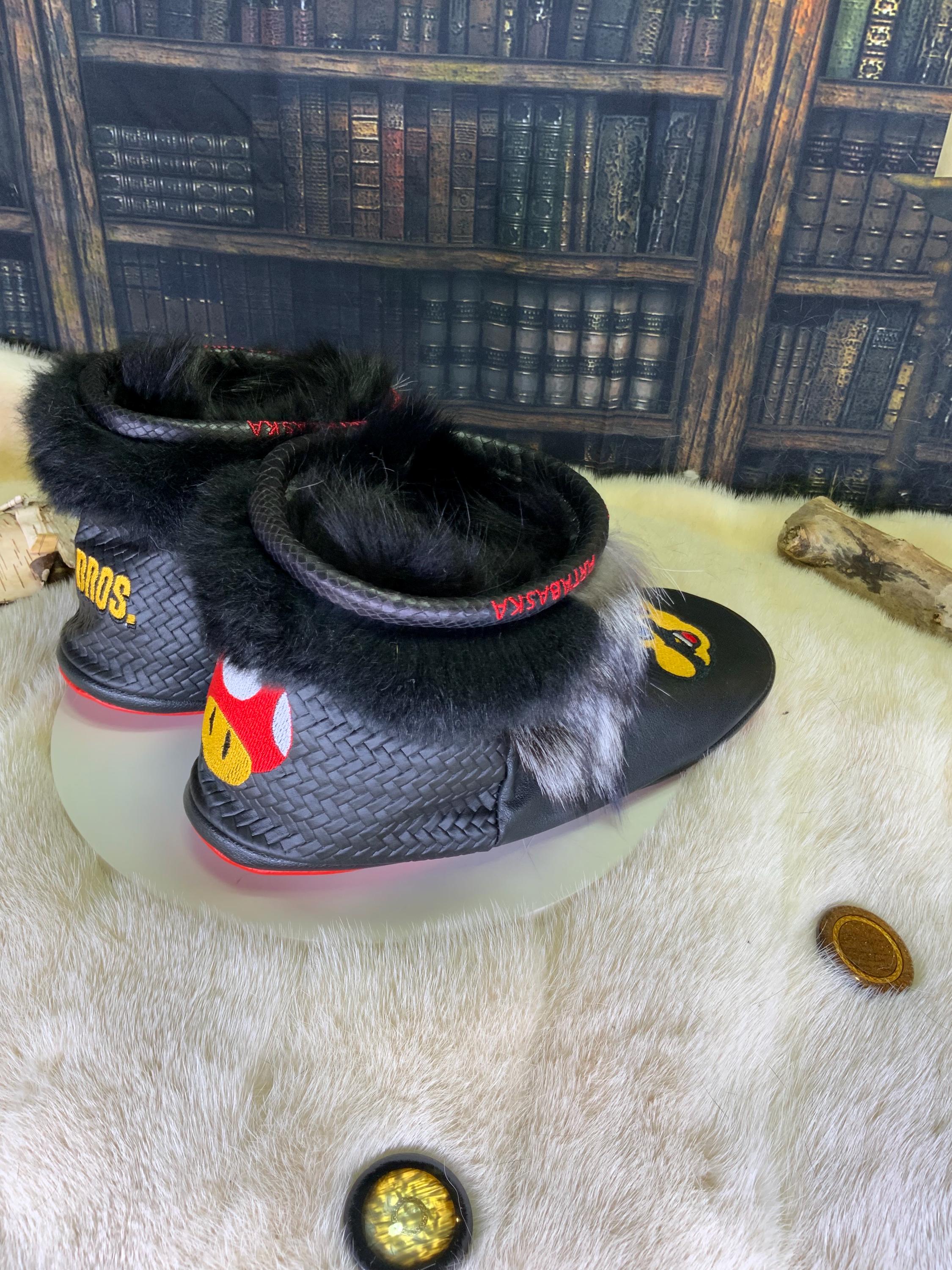 Mocassin d’intérieur homme Les Berthe – pointure 11 – édition Mario Bross – fourrure recyclée  patchwork renard – fait à la main au Québec