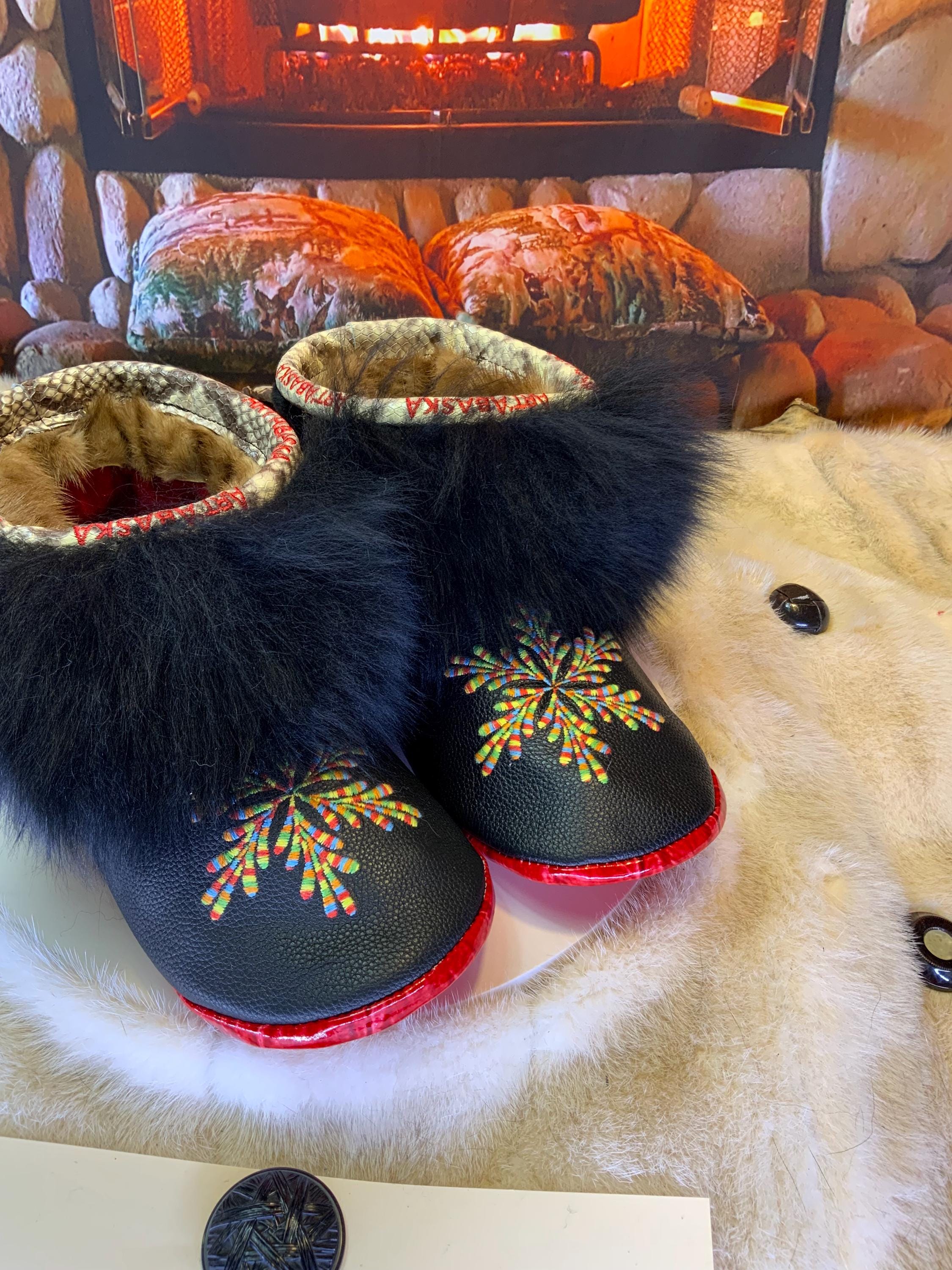 Mocassins d’intérieur Les Nicole – 10 femme – cuir italien brodé mandala multicolore & mouton noir recyclé, pièce unique Québec