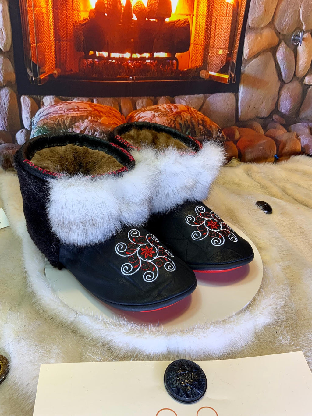 Mocassins d’intérieur Les Claudette – 10 femme – cuir imprimé brodé mandala rouge blanc & renard norvégien recyclé Québec