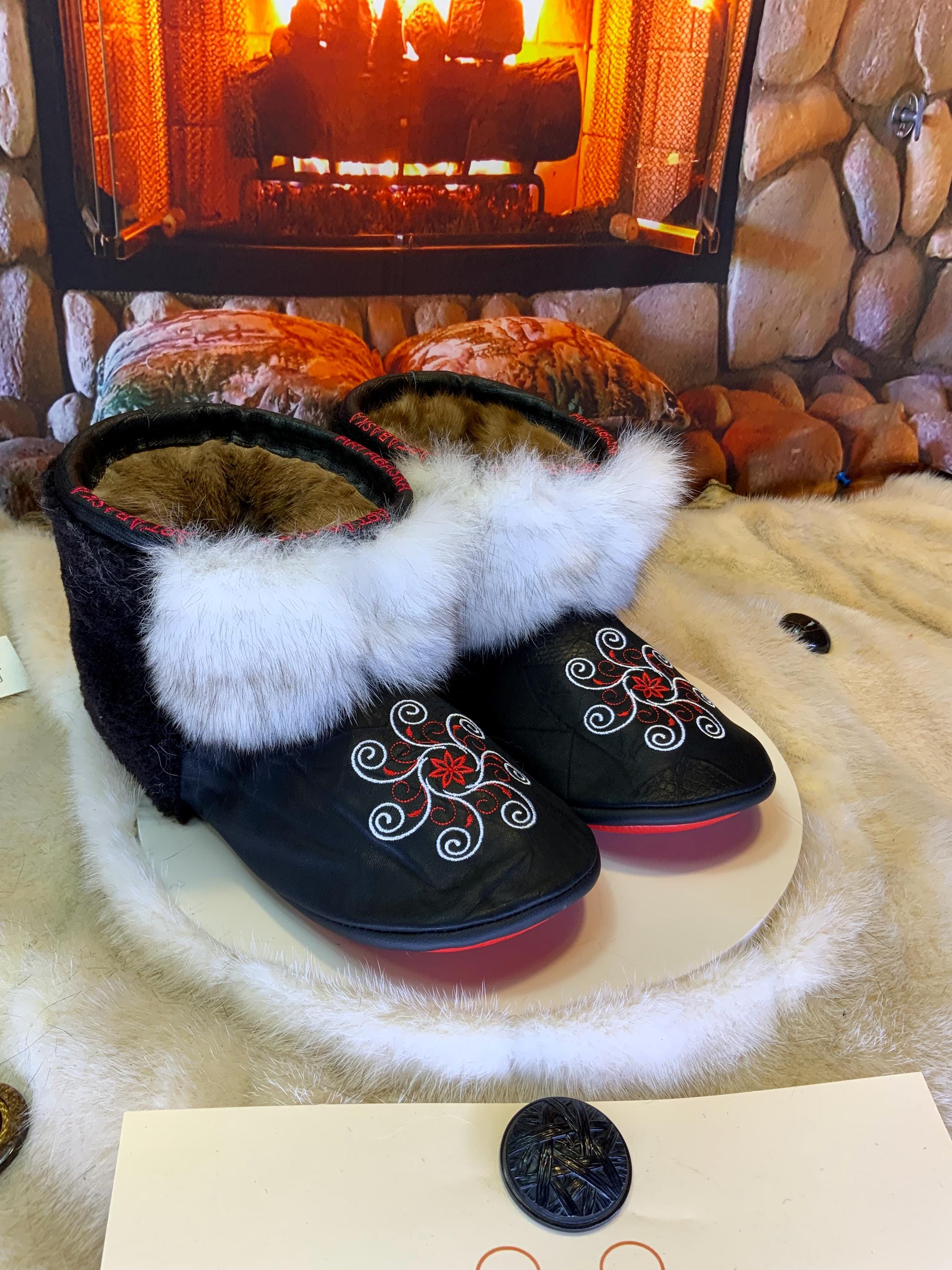 Mocassins d’intérieur Les Claudette – 10 femme – cuir imprimé brodé mandala rouge blanc & renard norvégien recyclé Québec