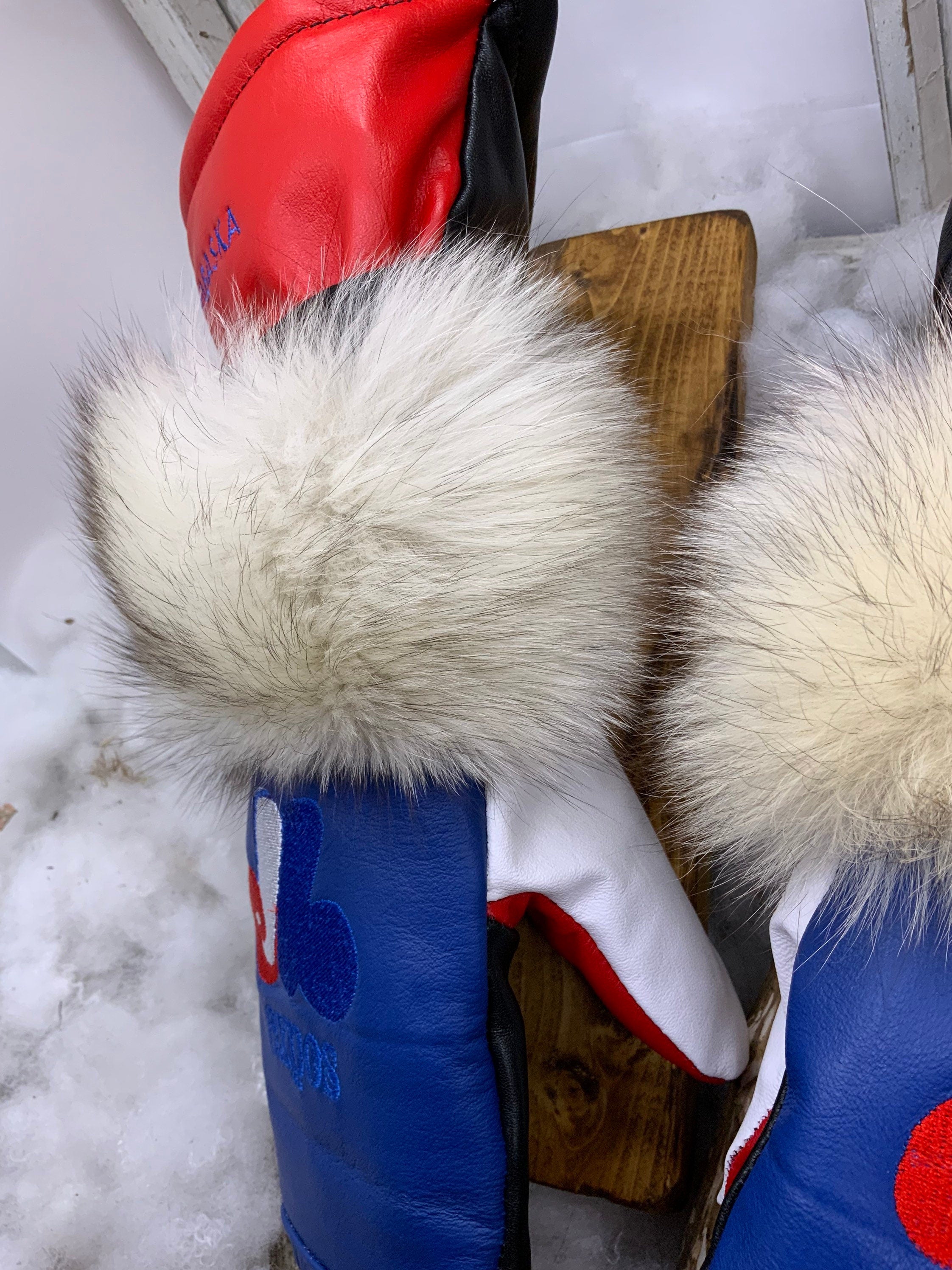 Mitaines Augustine Large cuir recyclé bleu blanc rouge édition spéciale Expos broderie artisanale fait main Québec pièce unique