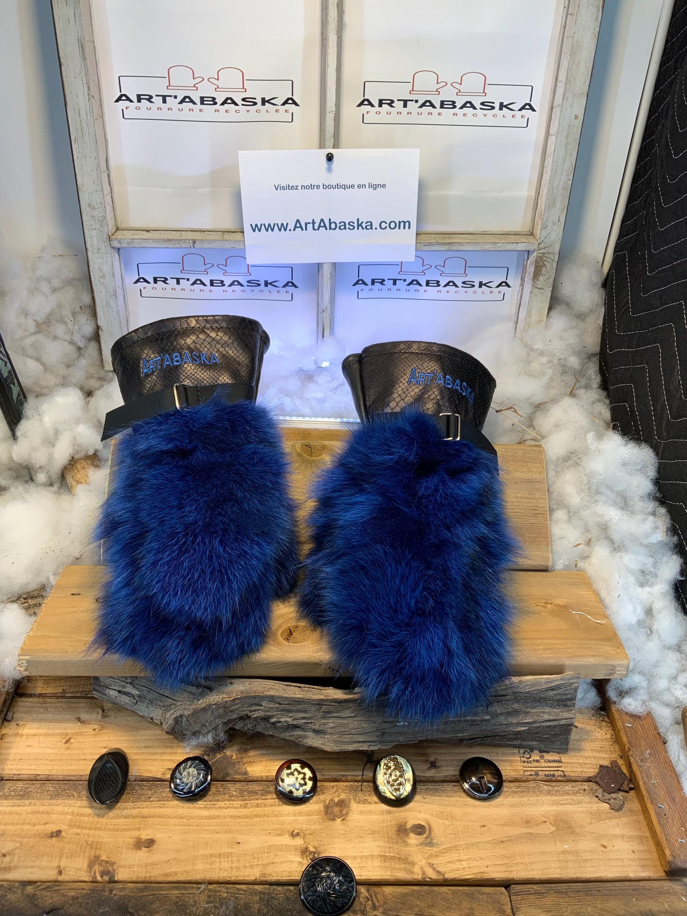 Mitaines Desneiges Large patchwork fourrure bleue recyclée cuir italien imprimé serpent fait à la main Québec pièce unique