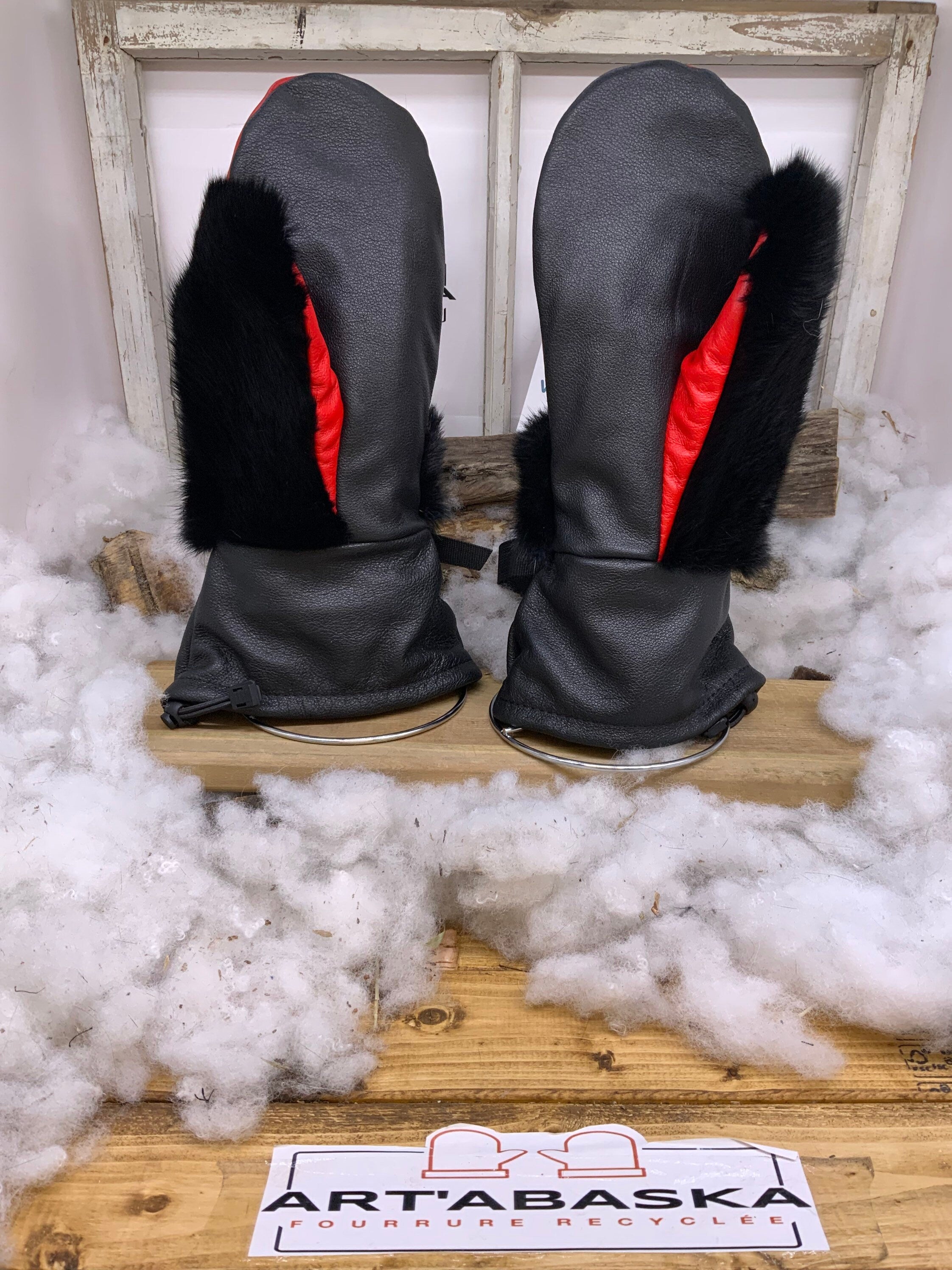 Mitaines Les Camille Édition Spéciale Mickey – Fourrure recyclée, cuir noir, broderies originales – Fait à la main Québec
