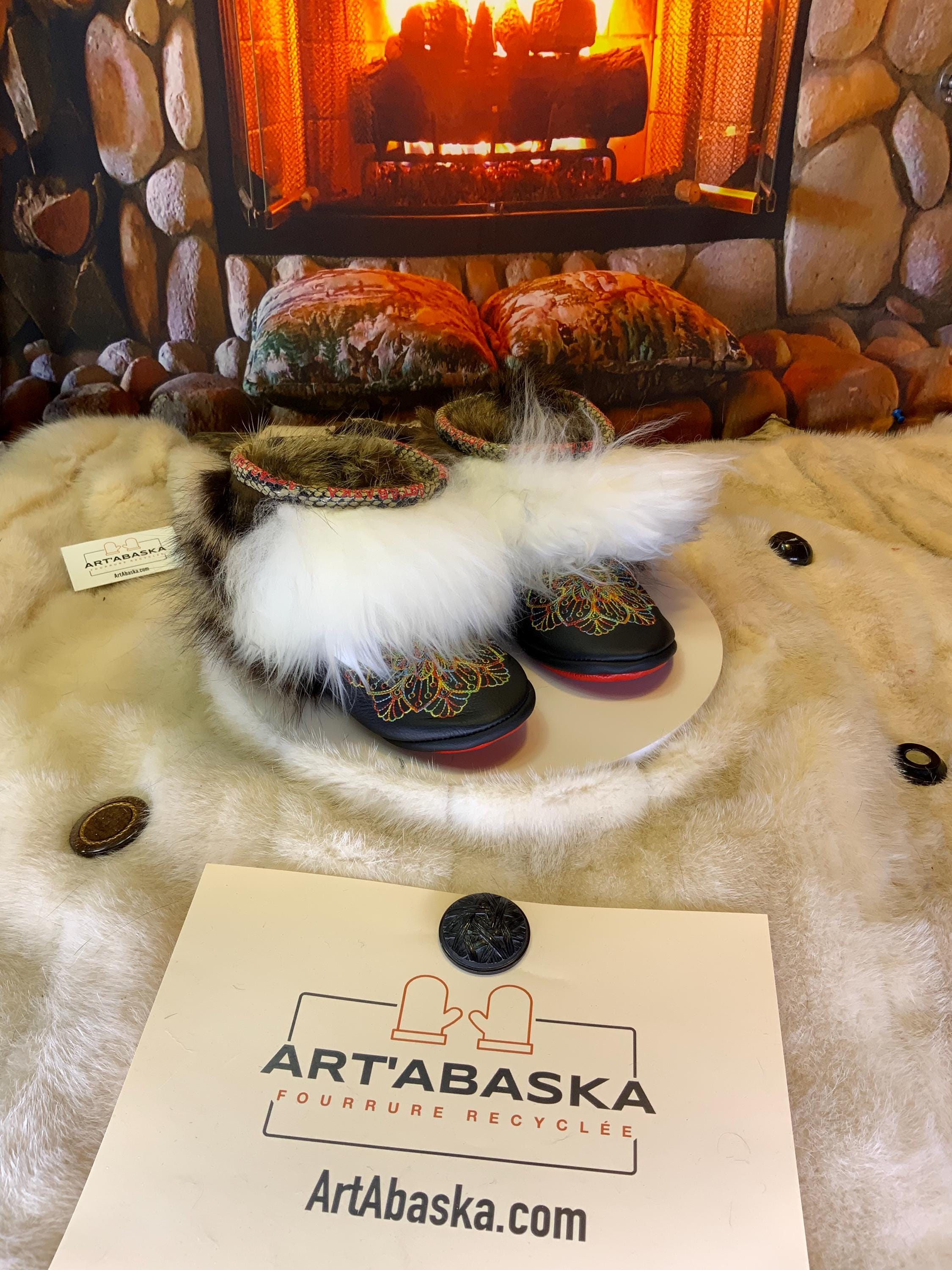 Mocassins d’intérieur Martine – 5 femme – cuir italien recyclé brodé mandala multicolore, semelle rouge ArtAbaska rose et mauve ✨🎨❤️