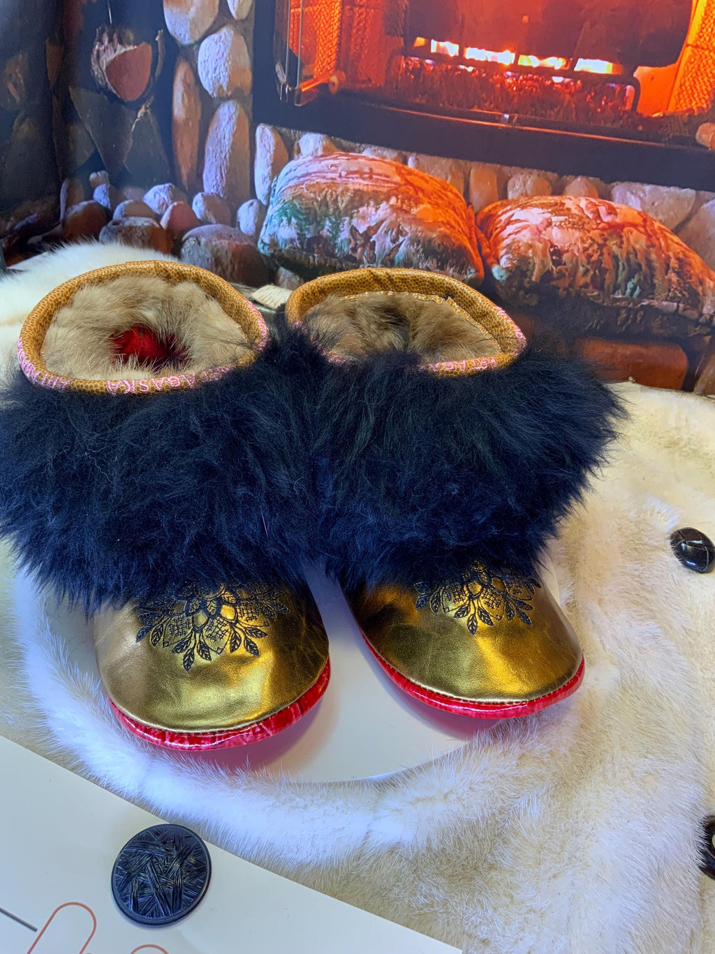Mocassins d’intérieur Les Dorianne – 10 femme – cuir or brillant brodé mandala noir & mouton recyclé – fait à la main au Québec