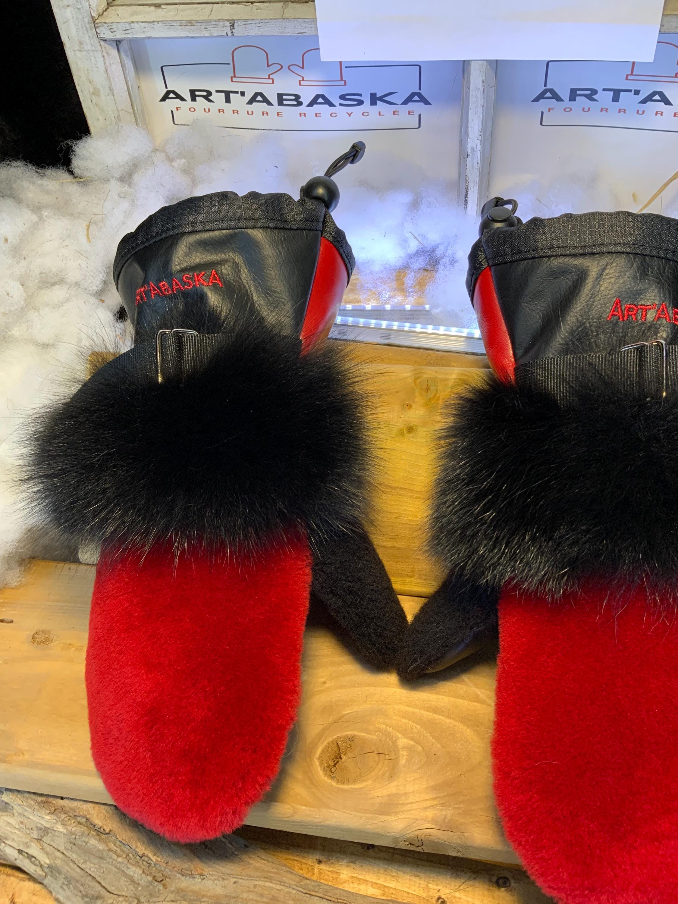 Mitaines Béatrice Medium mouton rasé rouge pompier renard noir recyclé cuir italien noir et rouge fait a la main Quebec unique