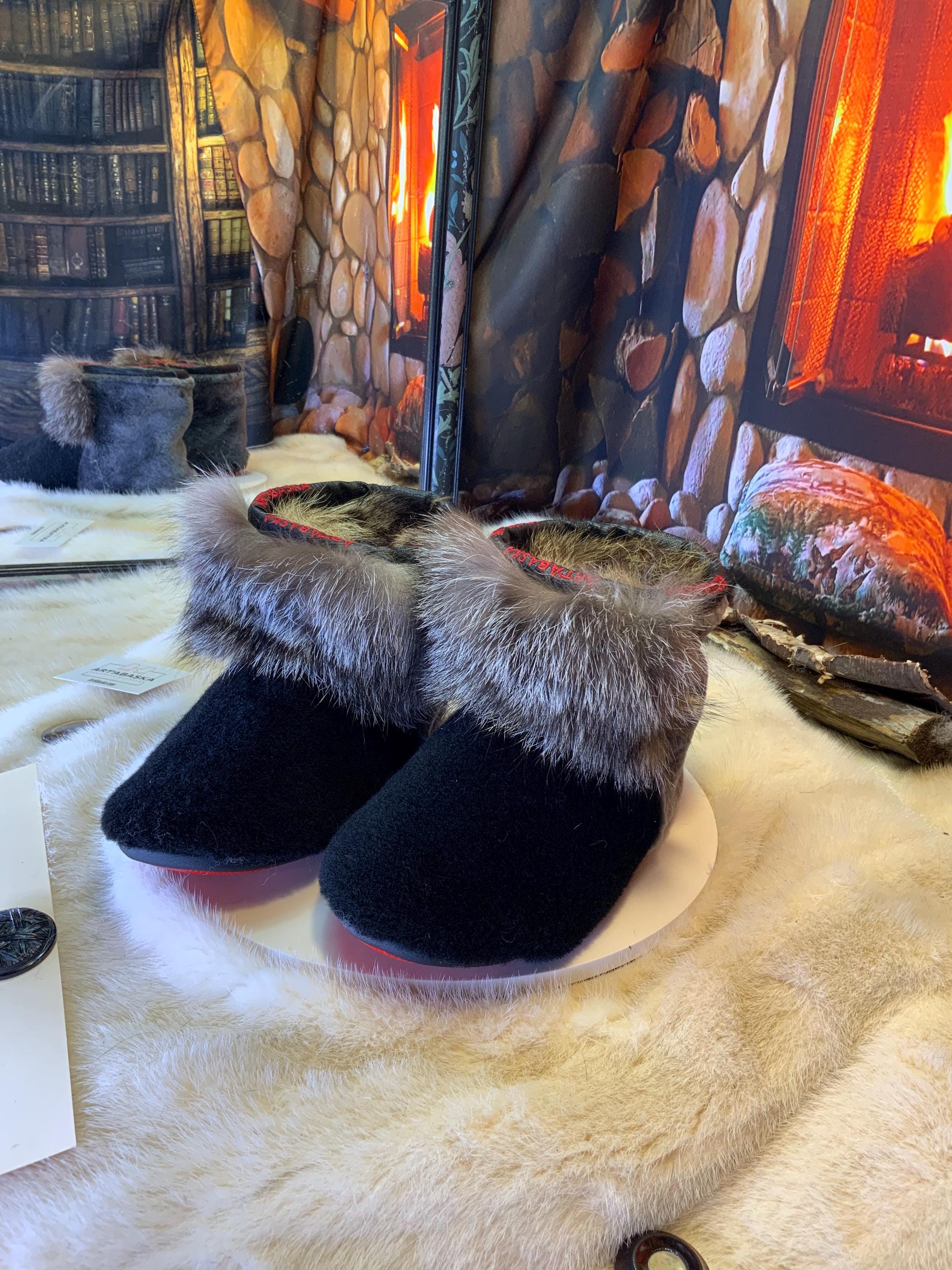 Mocassins d’intérieur Aline – 7 femme – édition toute fourrure en mouton noir, renard cristal & mouton gris recyclés, semelle rouge vif, faits à la main au Québec ✨🖤🤍❤️