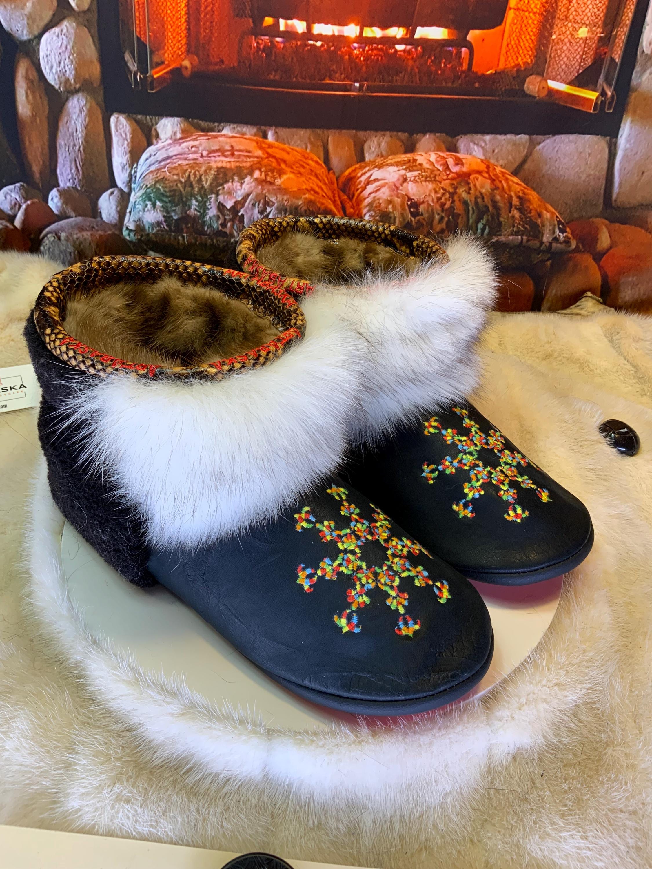 Mocassins d’intérieur Les Lysandre – 10 femme – cuir italien brodé mandala coloré & renard norvégien rare – fait à la main Québec