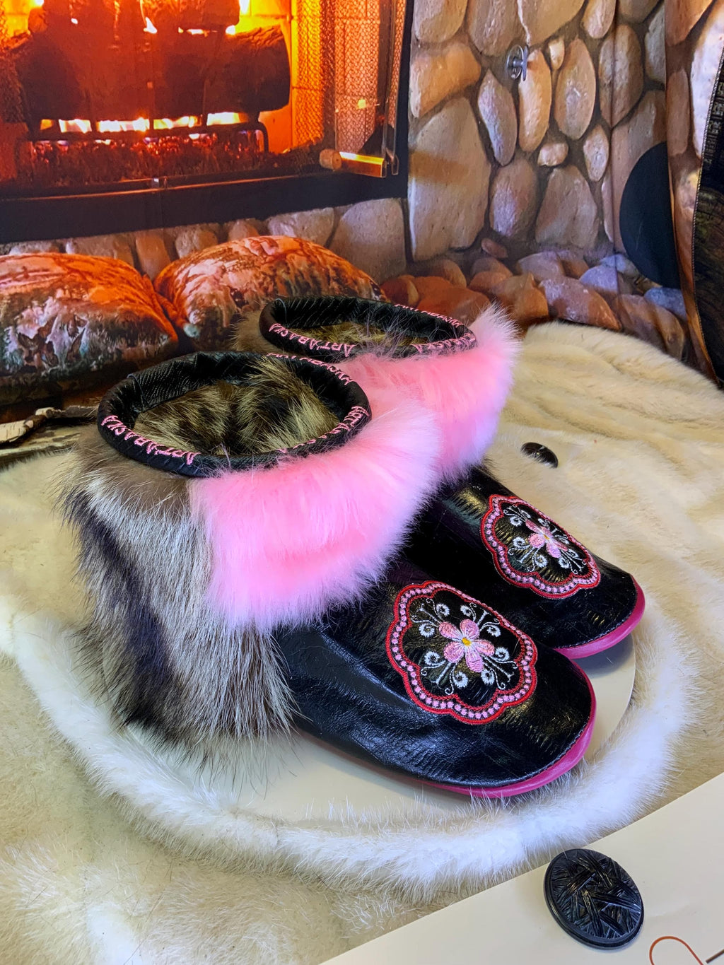 Mocassins d’intérieur Aline pour femme 8 en cuir d’anguille noir brodé mandala rose, mouton naturel rose vif et raton brun naturel recyclé – faits à la main au Québec, respirants, confort de luxe, pièce unique Art’Abaska 💕✨