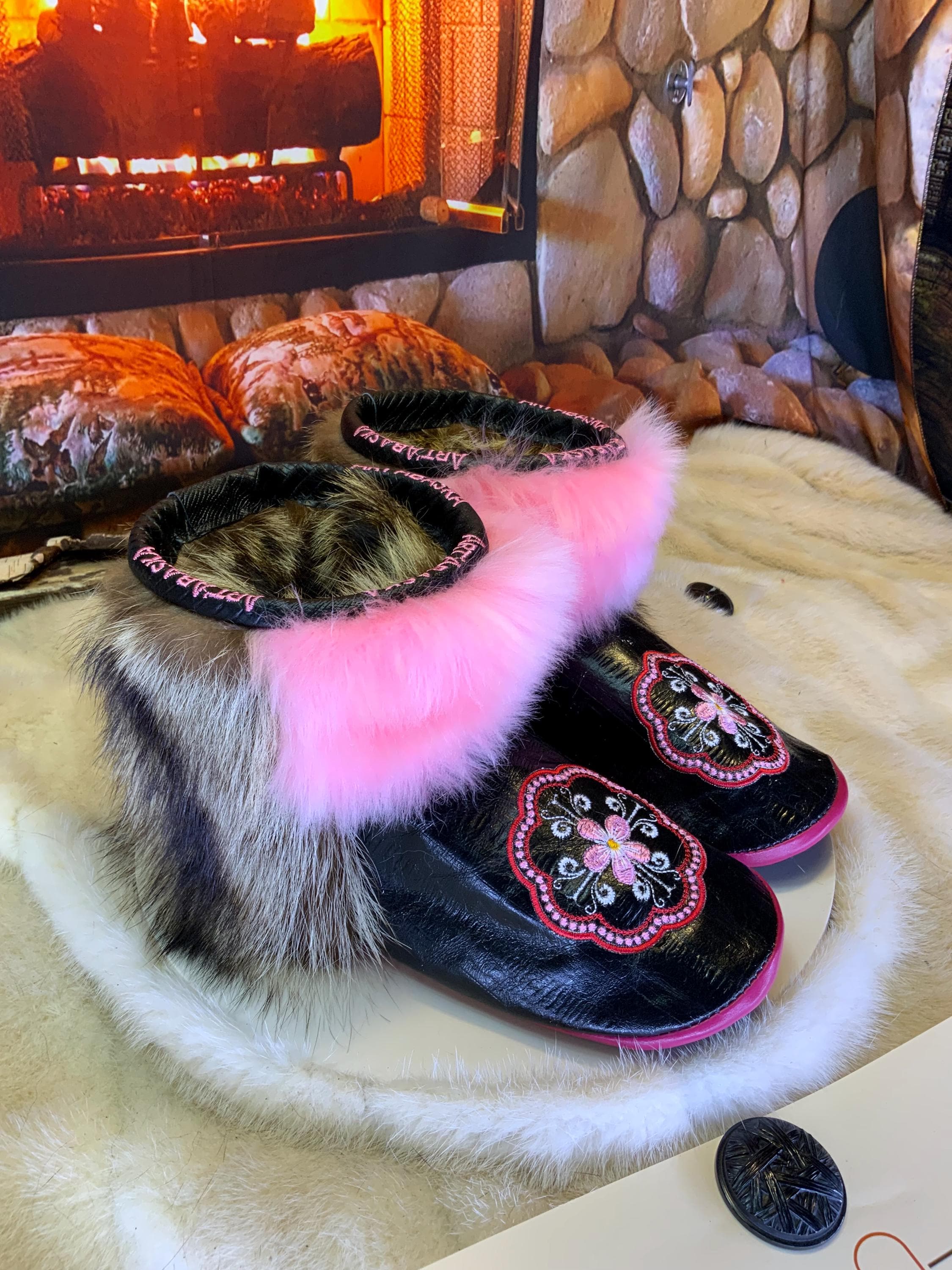 Mocassins d’intérieur Aline pour femme 8 en cuir d’anguille noir brodé mandala rose, mouton naturel rose vif et raton brun naturel recyclé – faits à la main au Québec, respirants, confort de luxe, pièce unique Art’Abaska 💕✨