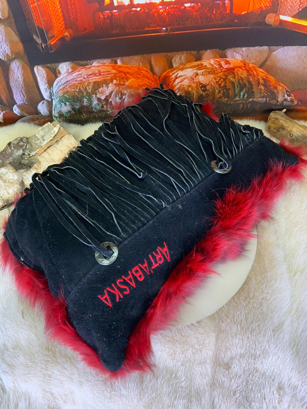Coussin décoratif en fourrure recyclée en renard recyclé cousus en lanières style patchwork rouge