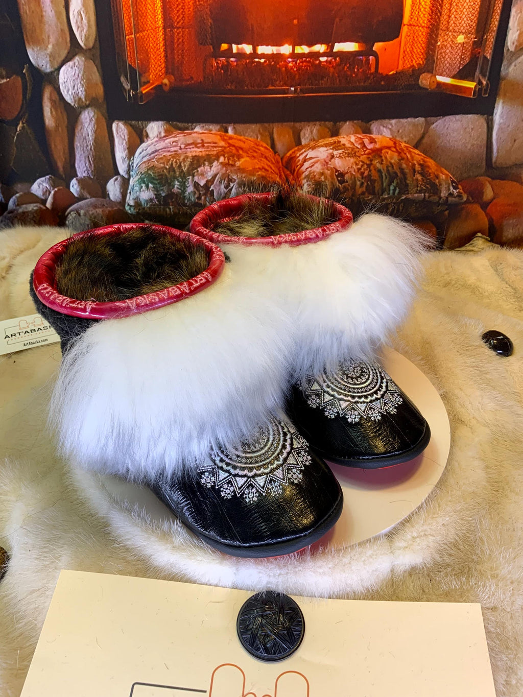 Mocassins d’intérieur Les Colette – 9 femme – cuir d’anguille noir brodé mandala pastel & fourrures recyclées, exclusivité Québec