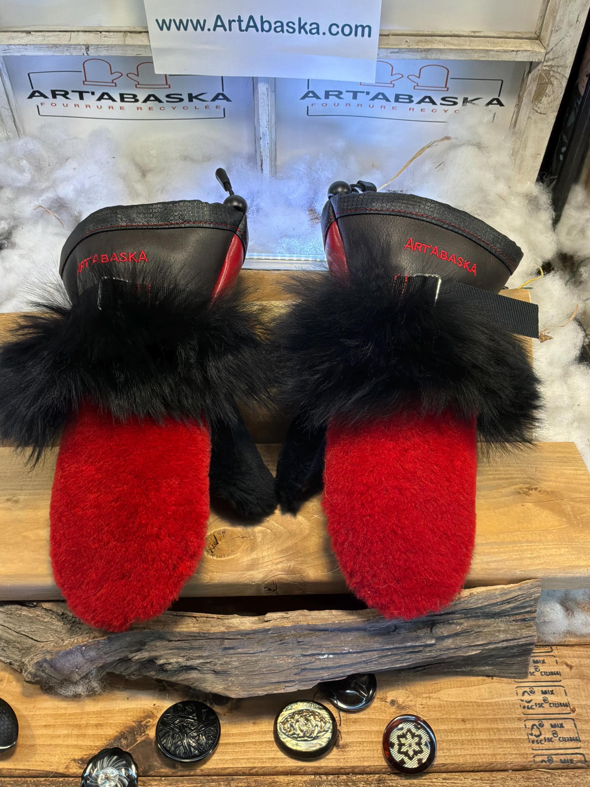 Mitaines Lorette Small mouton rasé rouge vif bande poignet noir cuir brun chocolat et rouge pompier couture rouge pièce unique Québec