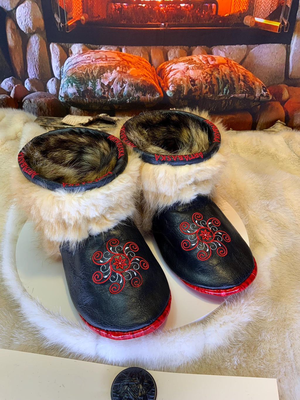 Mocassins d’intérieur Lisette – 6 femme – cuir italien craquelé brodé mandala rouge-blanc, raton bleached recyclé & semelle rouge, faits à la main au Québec ✨❤️🤍