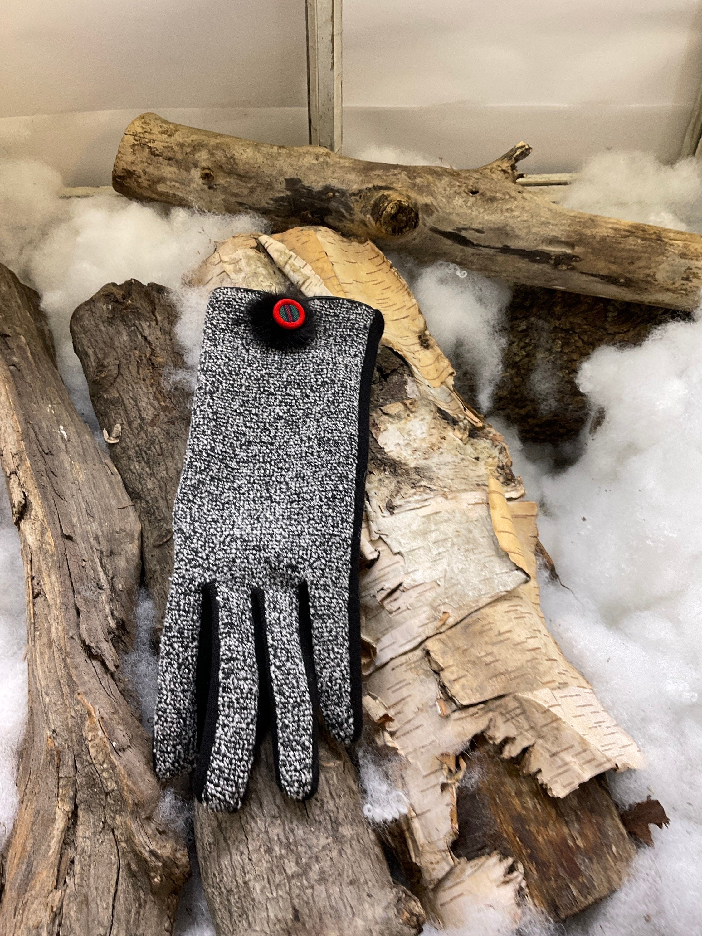 Gants de Ville ornés de vraie fourrure cousue au poignet avec bouton décoratif. SMALL-MÉDIUM