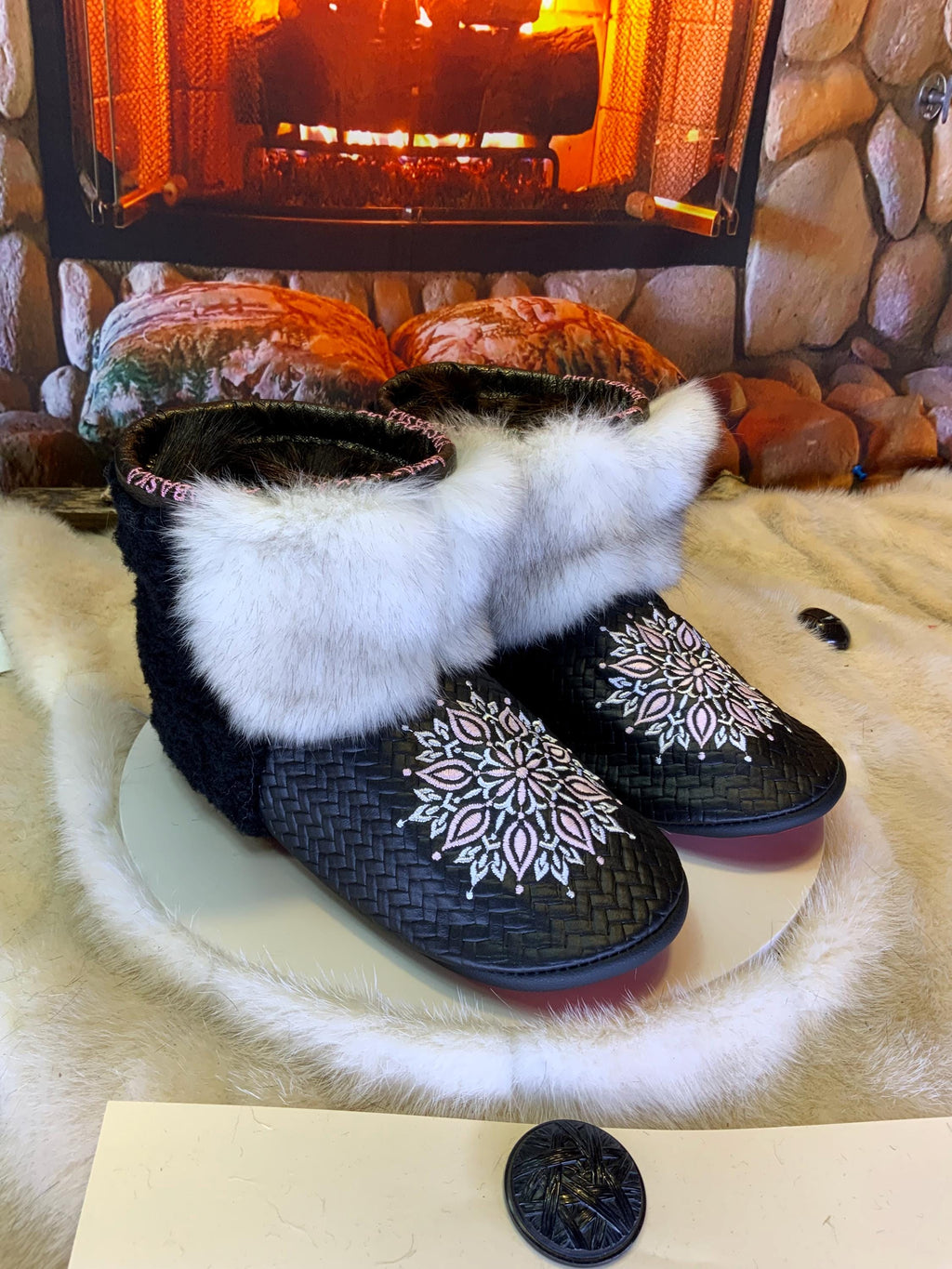 Mocassins d’intérieur Colette – 7 femme – cuir chevron noir italien & mandala brodé rose-blanc, œuvre d’art unique du Québec ✨🖤🌸