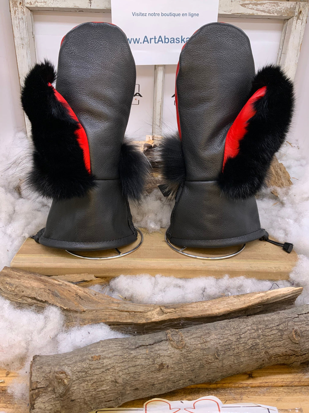 Mitaines Danielle Expos de Montréal cuir rouge et noir brodé renard patchwork recyclé fait à la main Québec artisanal unique