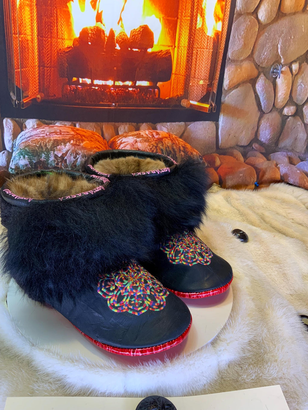 Mocassins d’intérieur Les Laurianne – 10 femme – cuir imprimé brodé mandala coloré & moutons recyclés – fait à la main Québec