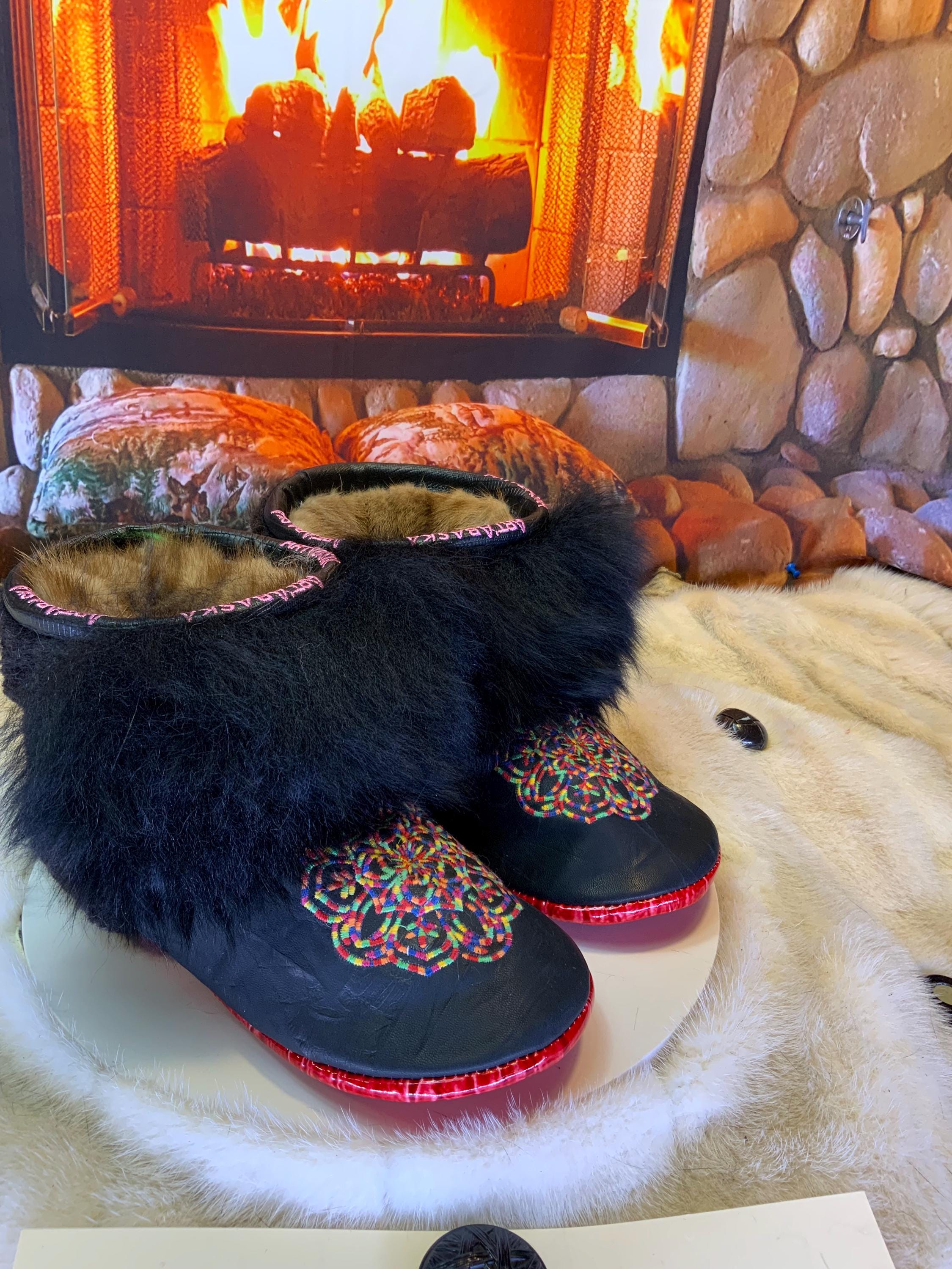Mocassins d’intérieur Les Laurianne – 10 femme – cuir imprimé brodé mandala coloré & moutons recyclés – fait à la main Québec
