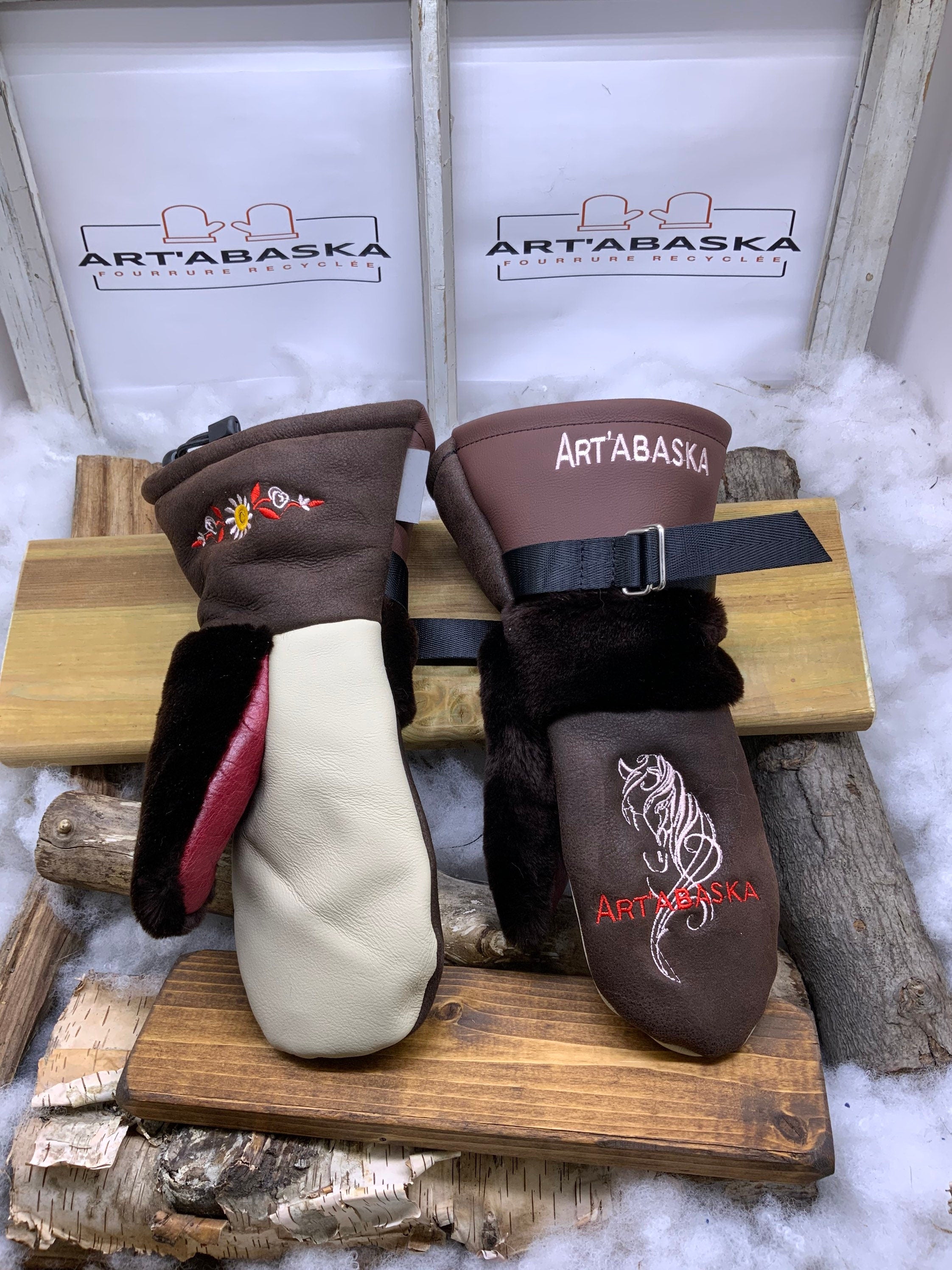 Mitaines Éléonore Small – Édition équestre, fourrures recyclées mouton et castor rasé, cuir brun rouge, broderies, fait à la main Québec