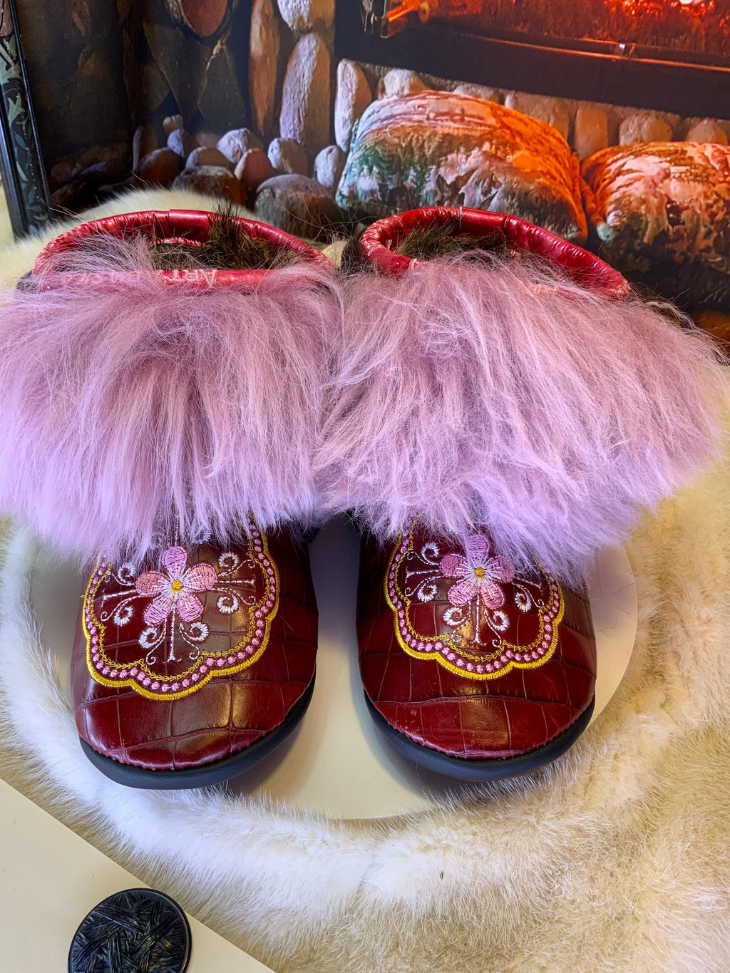 Mocassins d’intérieur Angèle – 7 femme – cuir croco bourgogne brodé mandala orange, fourrure recyclée en mouton & semelle brun chocolat, faits à la main au Québec ✨🧡🤎