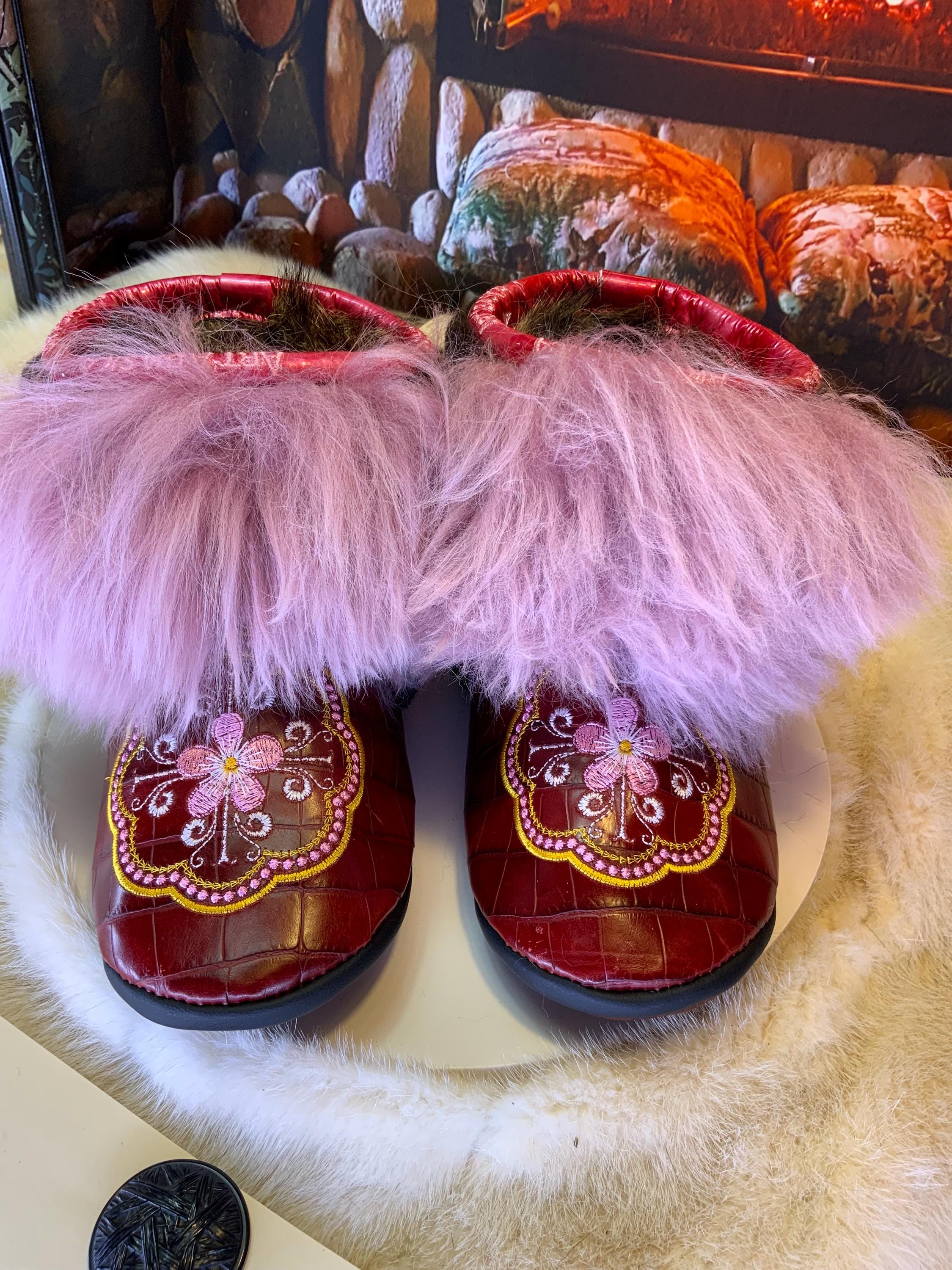 Mocassins d’intérieur Angèle – 7 femme – cuir croco bourgogne brodé mandala orange, fourrure recyclée en mouton & semelle brun chocolat, faits à la main au Québec ✨🧡🤎
