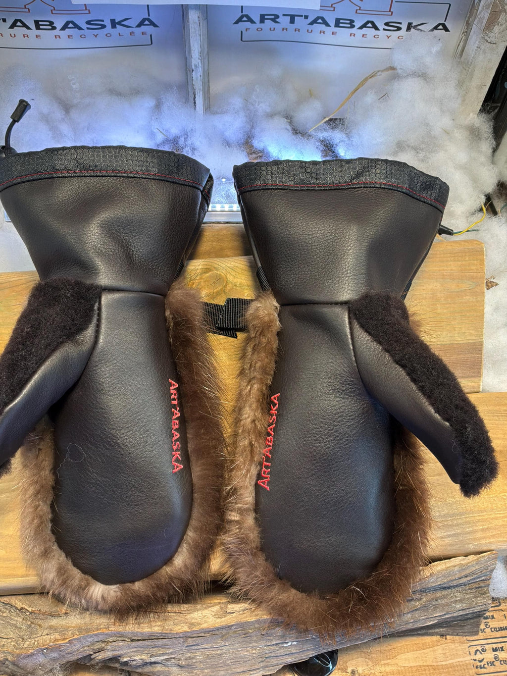 Mitaines Gilberte Small castor recyclé rare manteau vintage pouce mouton brun chocolat cuir italien brun chocolat couture rouge Québec