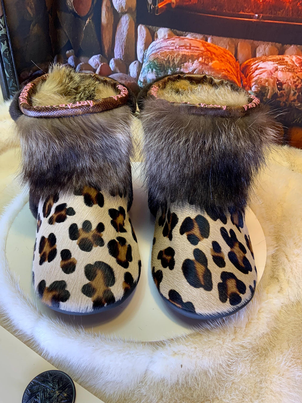 Mocassins d’intérieur Jacqueline 7 femme, cuir léopard, raton recyclé & mouton chocolat, faits à la main au Québec ✨🐆🤎