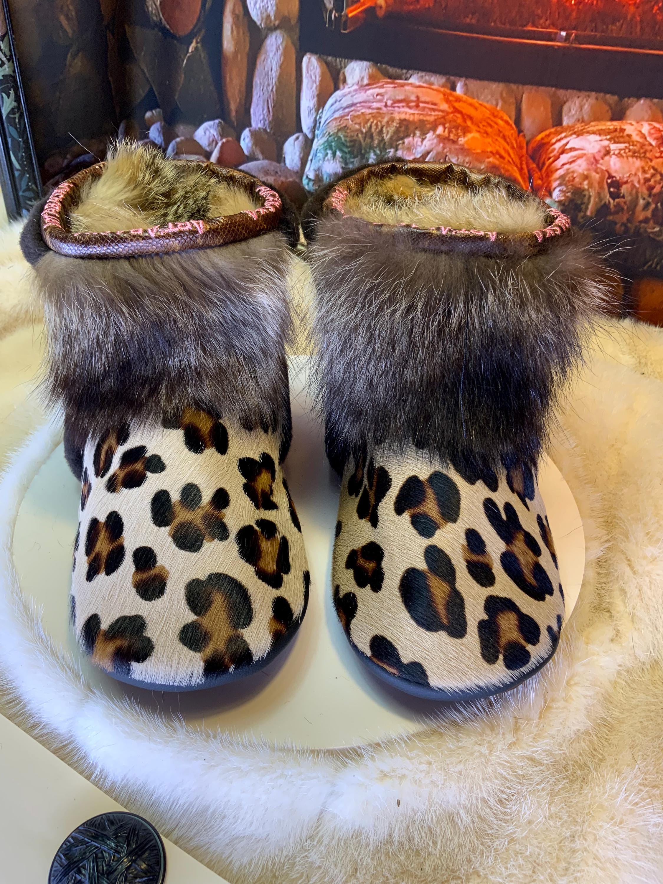 Mocassins d’intérieur Jacqueline 7 femme, cuir léopard, raton recyclé & mouton chocolat, faits à la main au Québec ✨🐆🤎