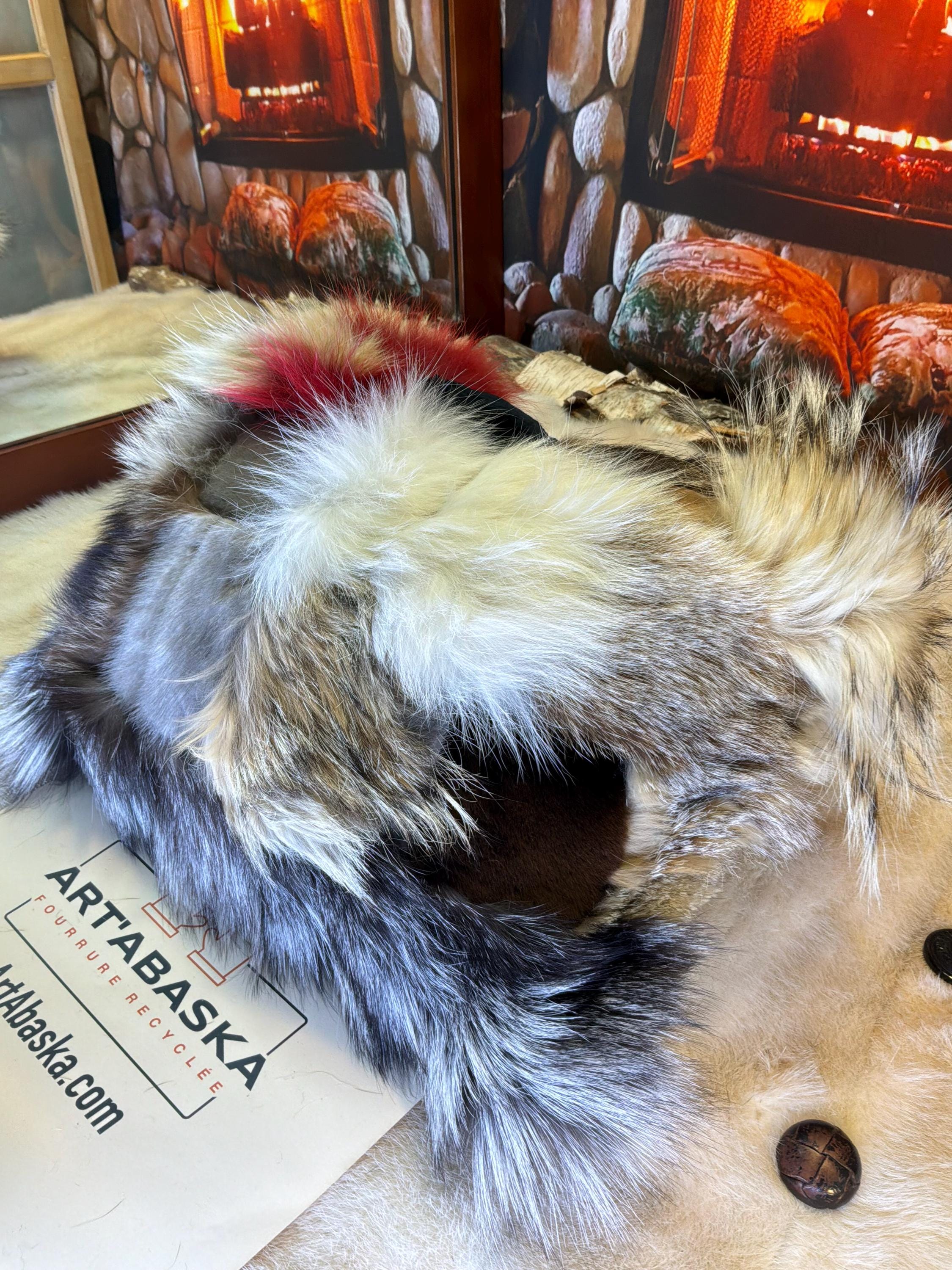 Coussin patchwork fourrures recyclées fait à la main Québec coussin décoratif cuir suède brun brodé tête de cheval pièce unique ArtAbaska