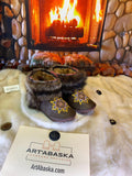Mocassins d’intérieur Les Giselle – 10 femme – cuir brun mandala brodé rose jaune & raton recyclé, pièce unique Québec artisanal