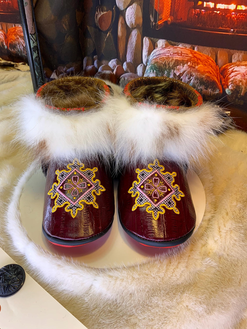Mocassins d’intérieur Maryse 9 femme, cuir d’anguille bourgogne brodé mandala, renard norvégien recyclé, faits à la main au Québec ✨🌸❤️