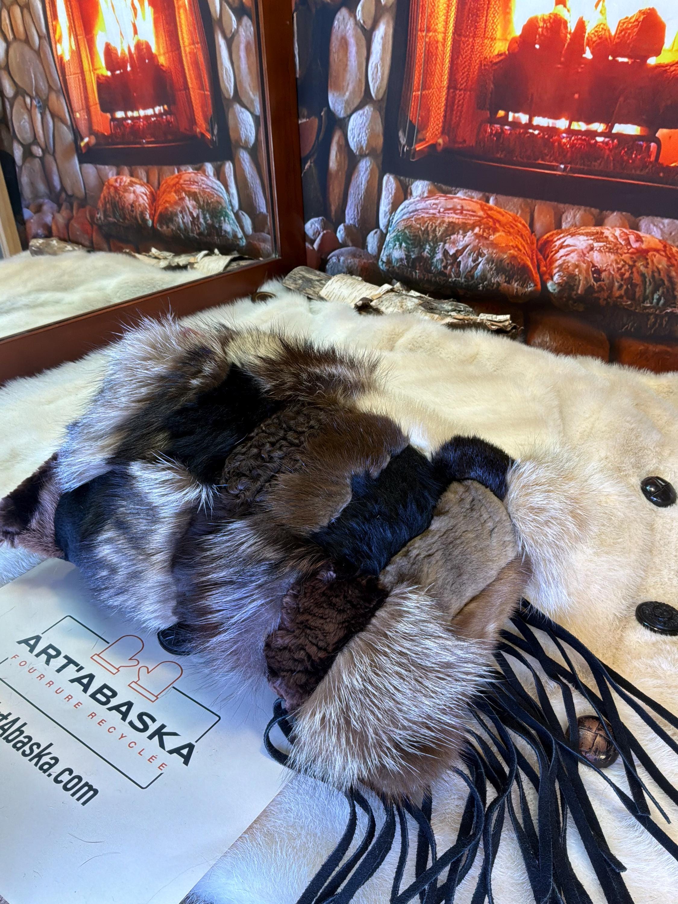 Coussin patchwork fourrures recyclées fait à la main Québec coussin décoratif franges cuir suède western pièce unique ArtAbaska