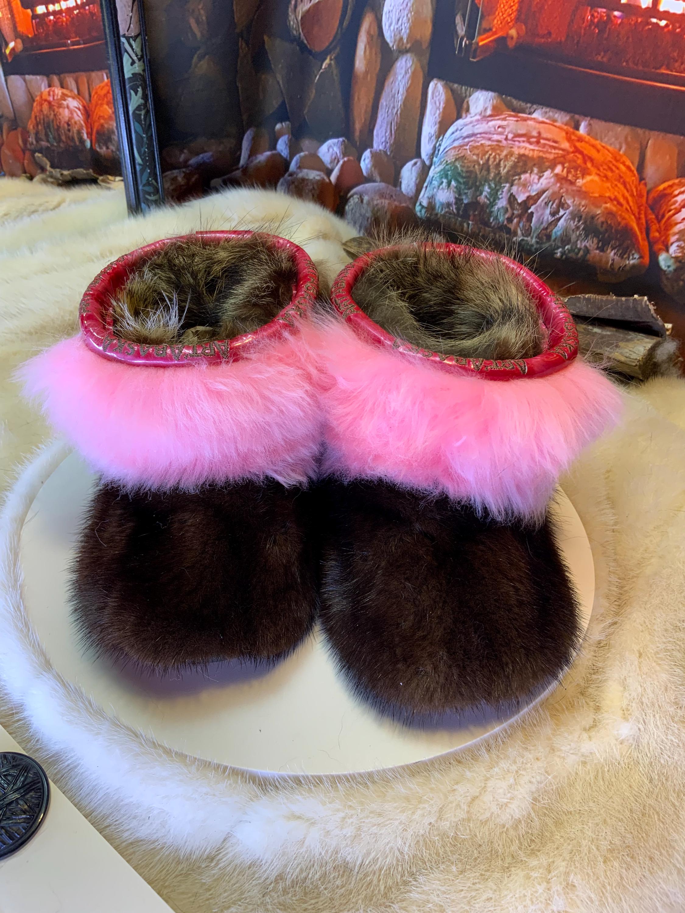 Mocassins d’intérieur Colombe – 5 femme – édition toute fourrure en vison, mouton rose & raton recyclés, semelle brun orangé brûlé brodée ArtAbaska rose et mauve ✨🌸💕