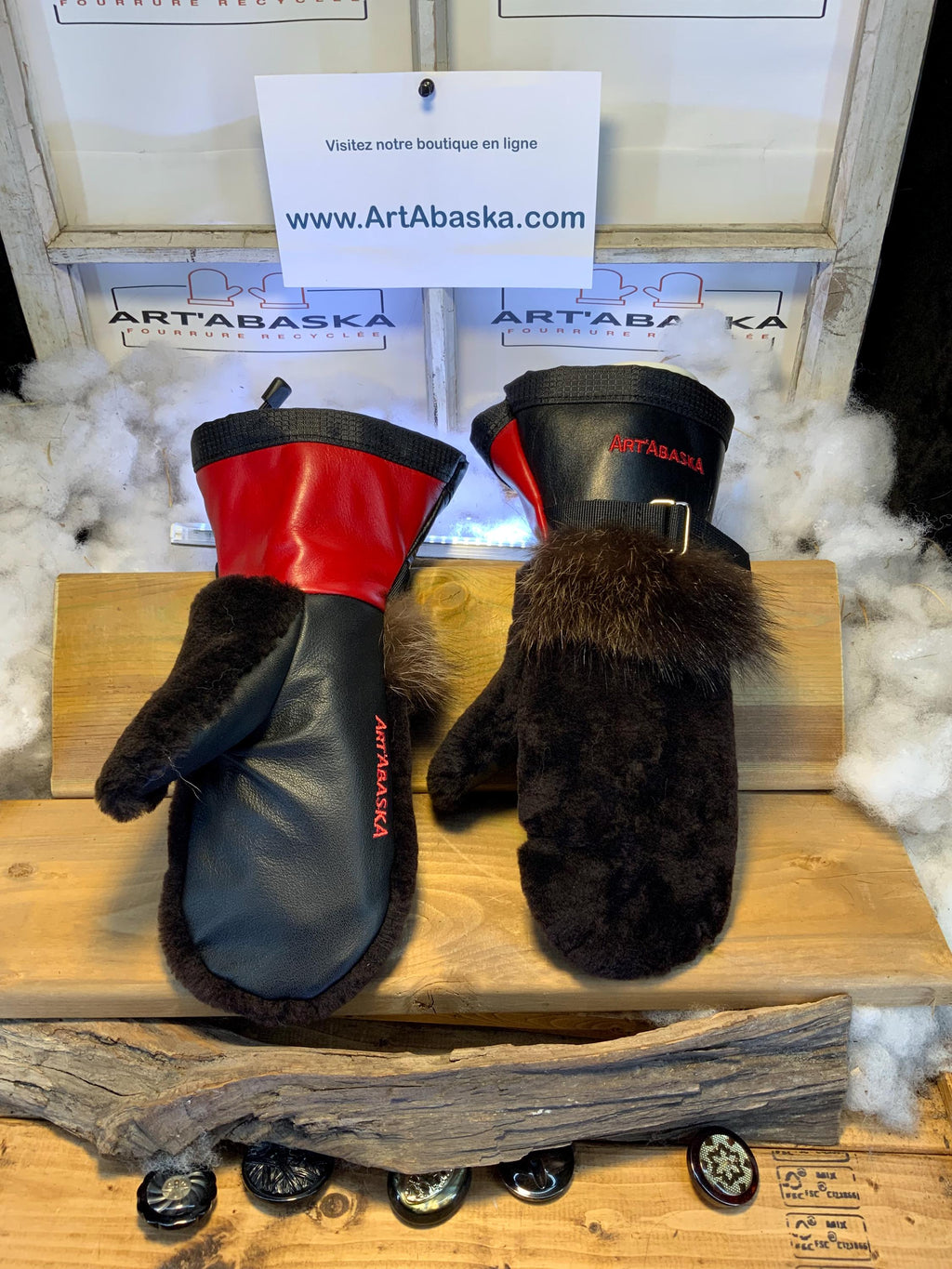 Mitaines Les Cécile – Medium, mouton rasé brun café, raton recyclé, cuir italien noir et rouge, fait à la main, Québec