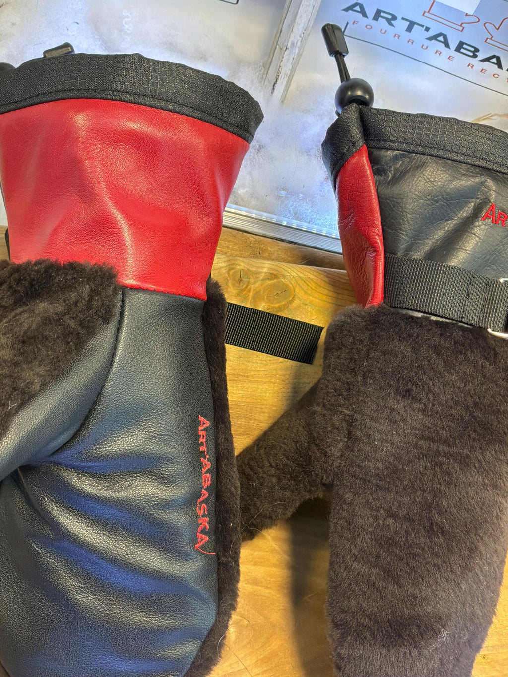 Mitaines Solange Medium mouton rasé brun recyclé, cuir italien noir & rouge pompier, pièce unique faite à la main au Québec