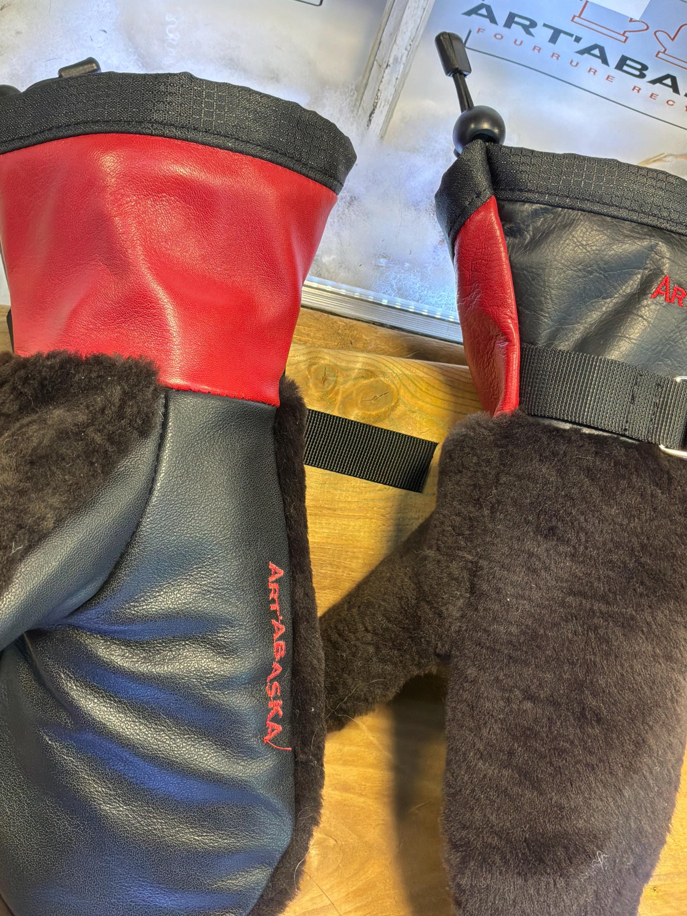 Mitaines Solange Medium mouton rasé brun recyclé, cuir italien noir & rouge pompier, pièce unique faite à la main au Québec