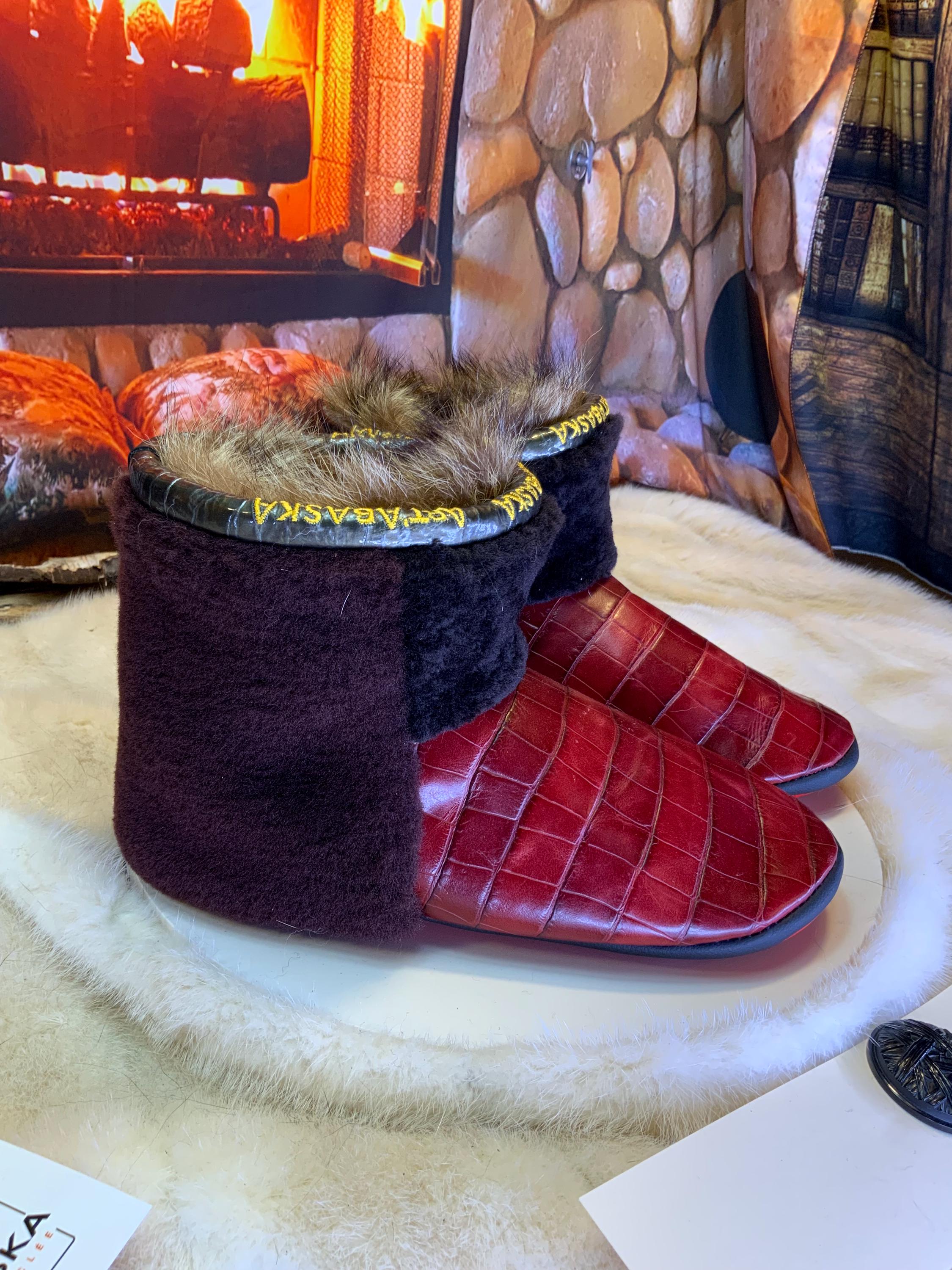 Mocassins d’intérieur Rolande 7 femme, cuir imprimé crocodile bourgogne, fourrure recyclée, faits à la main au Québec ✨❤️🤎
